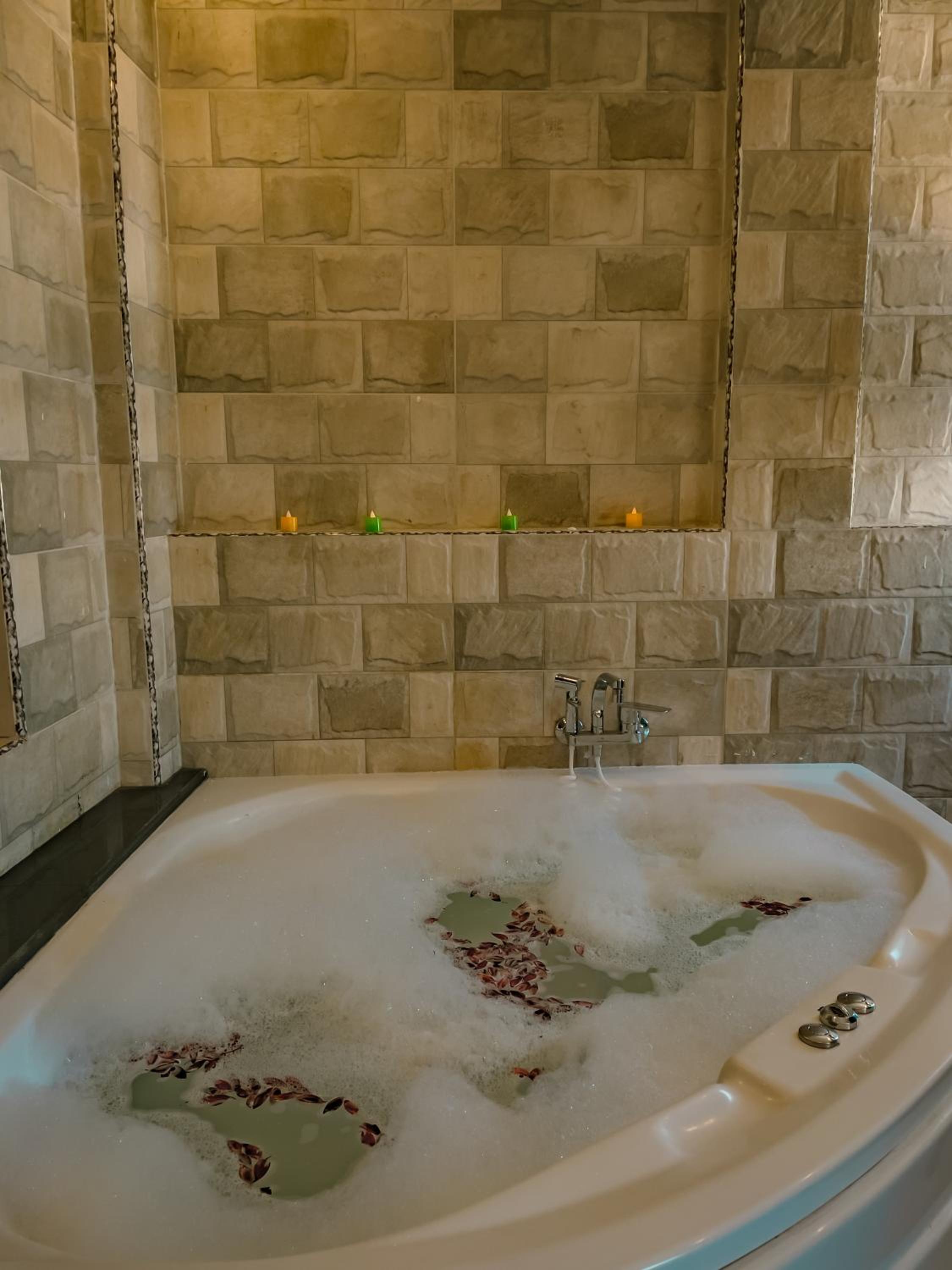 Jumeirah jacuzzi pyramids view inn