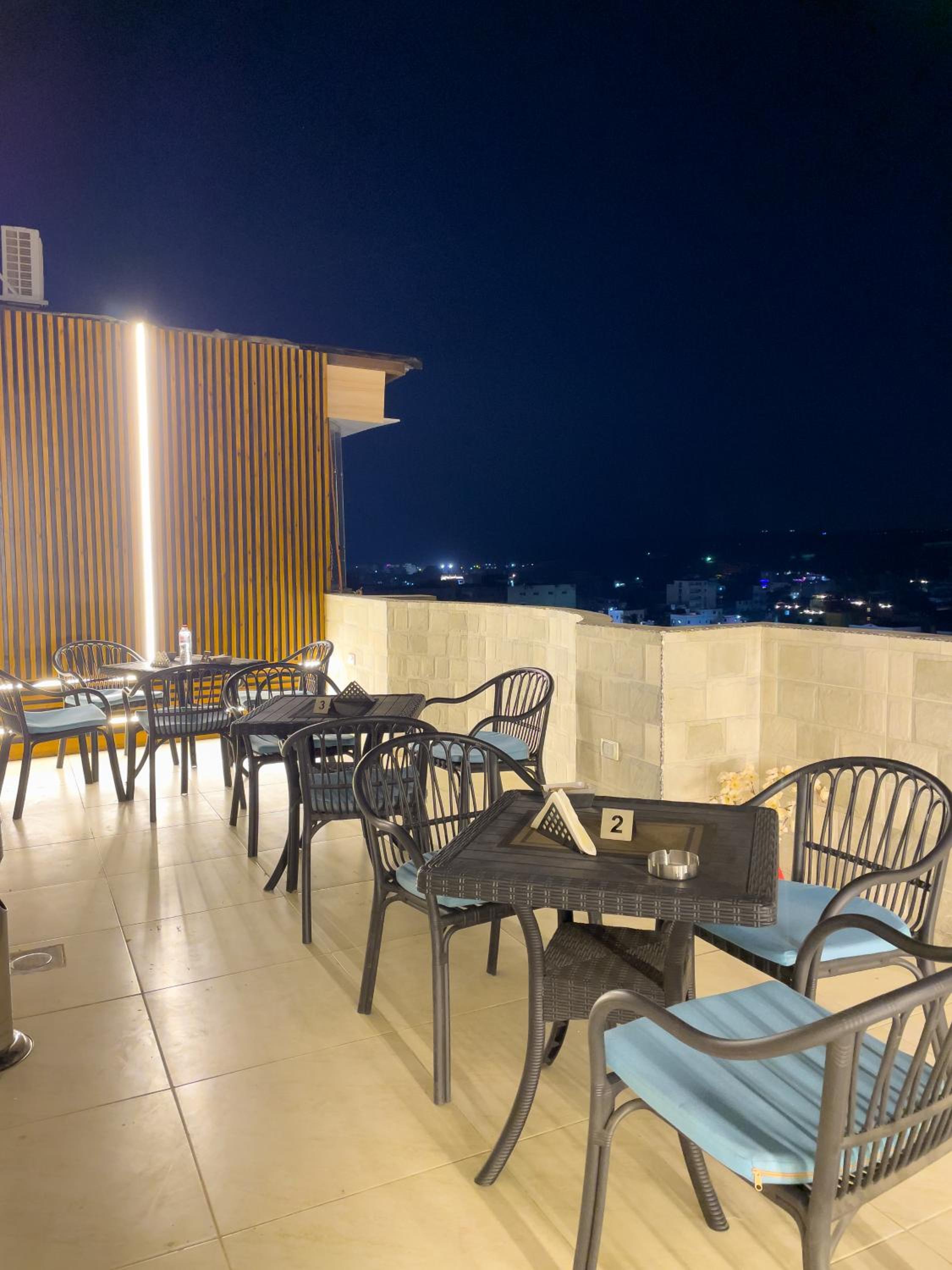 Jumeirah jacuzzi pyramids view inn