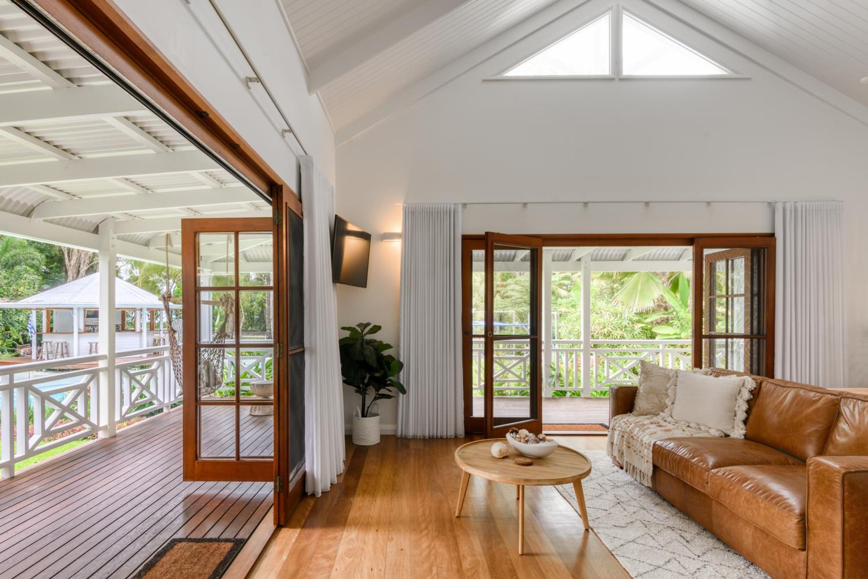Luxury beachfront home 20 minutes from Cairns CBD