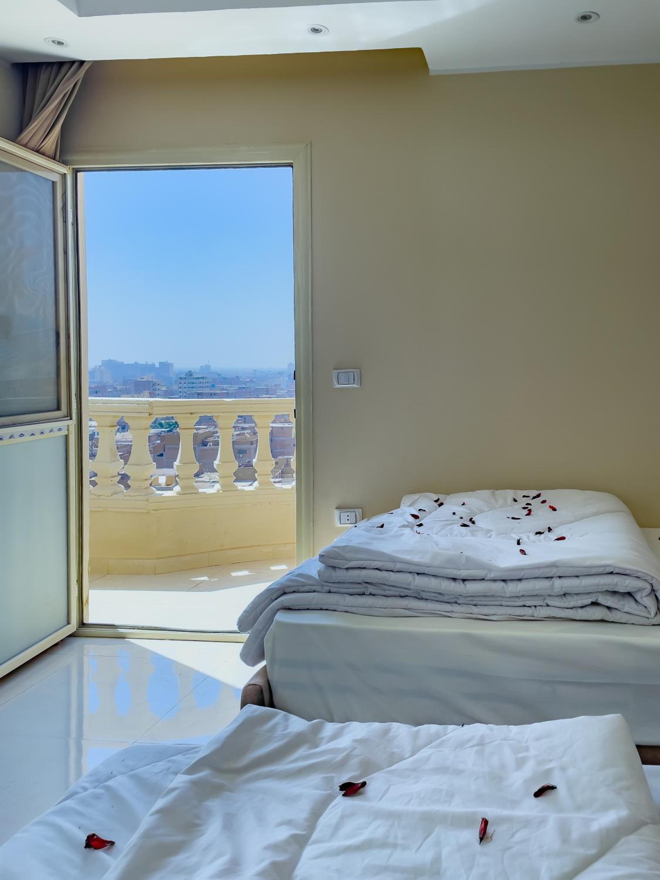 Jumeirah jacuzzi pyramids view inn