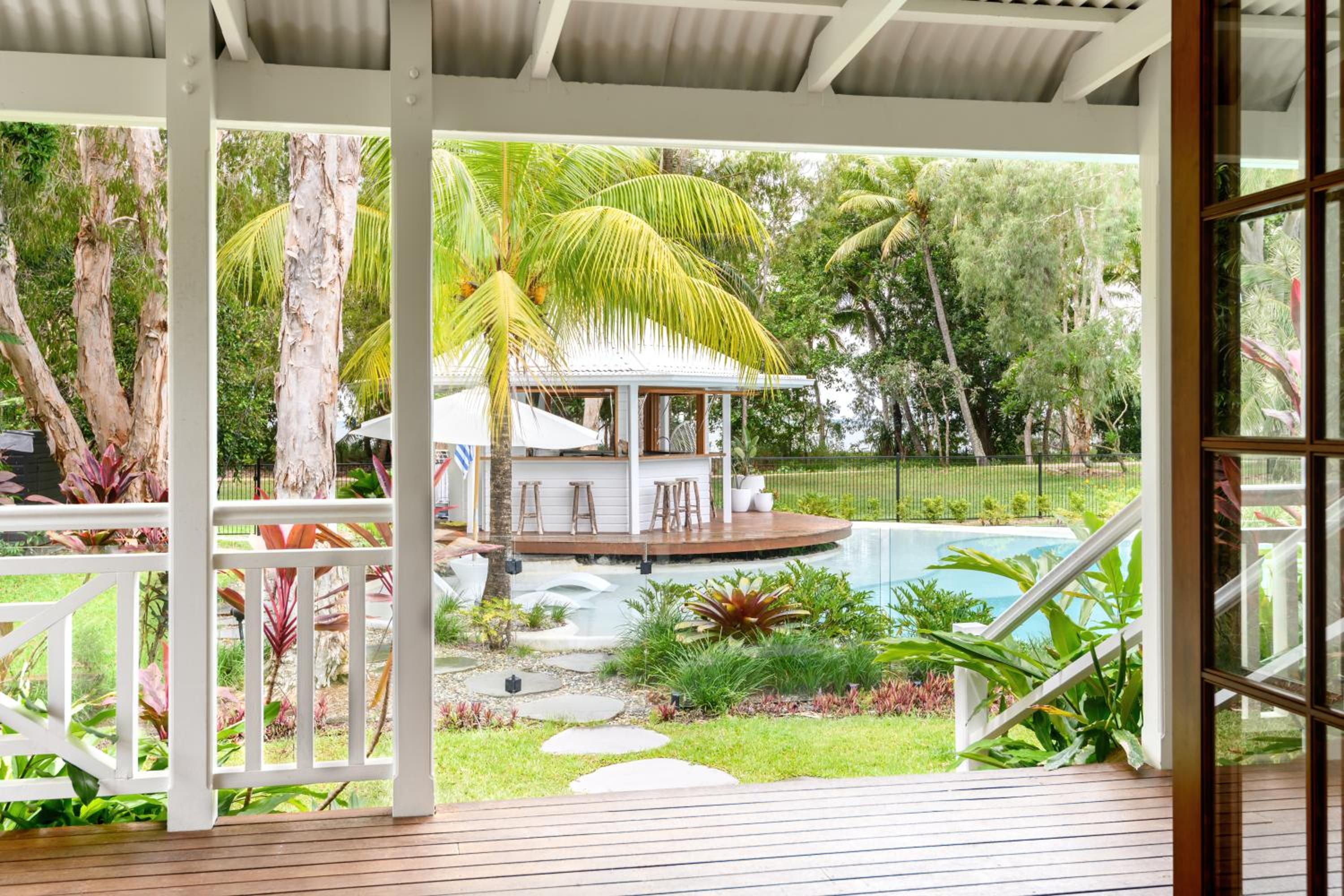 Luxury beachfront home 20 minutes from Cairns CBD