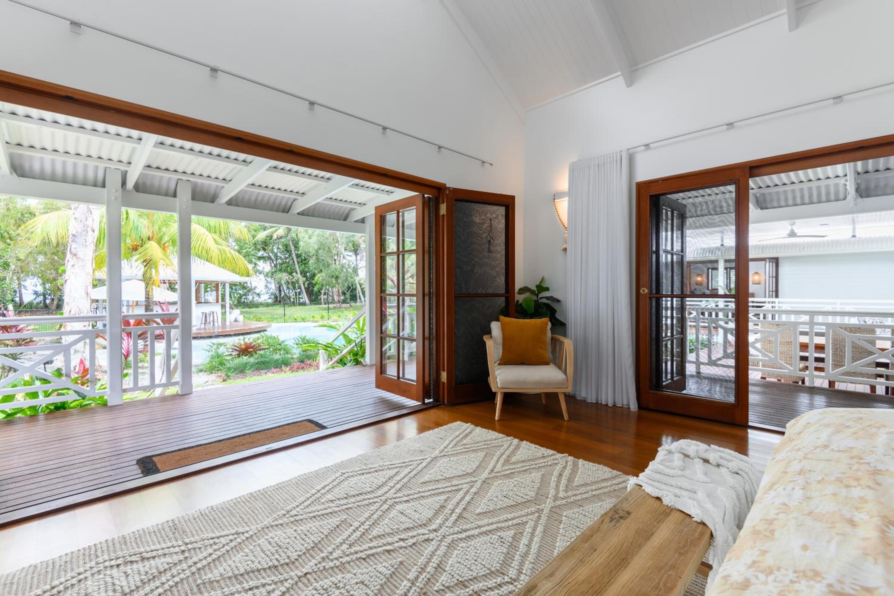 Luxury beachfront home 20 minutes from Cairns CBD