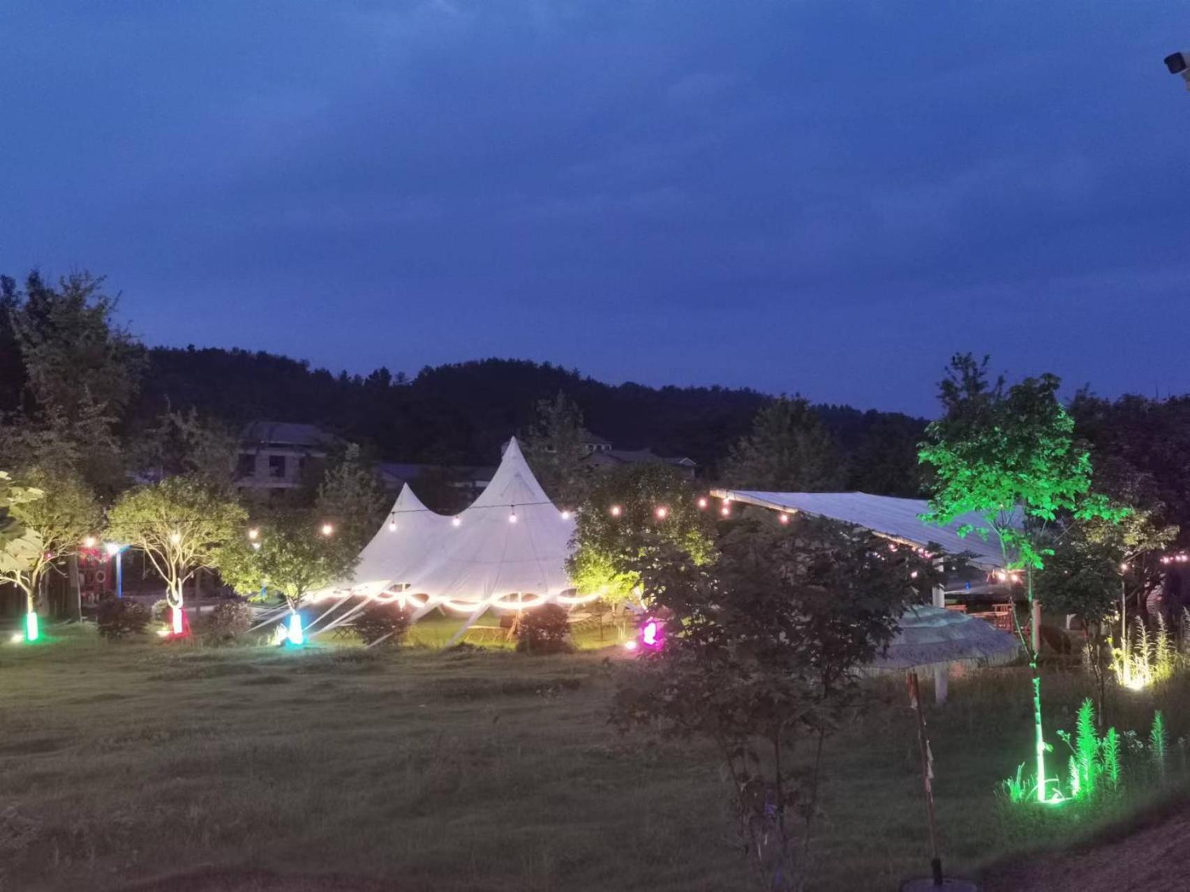 Zhangjiajie Cliff Flower RV Tent Hotel