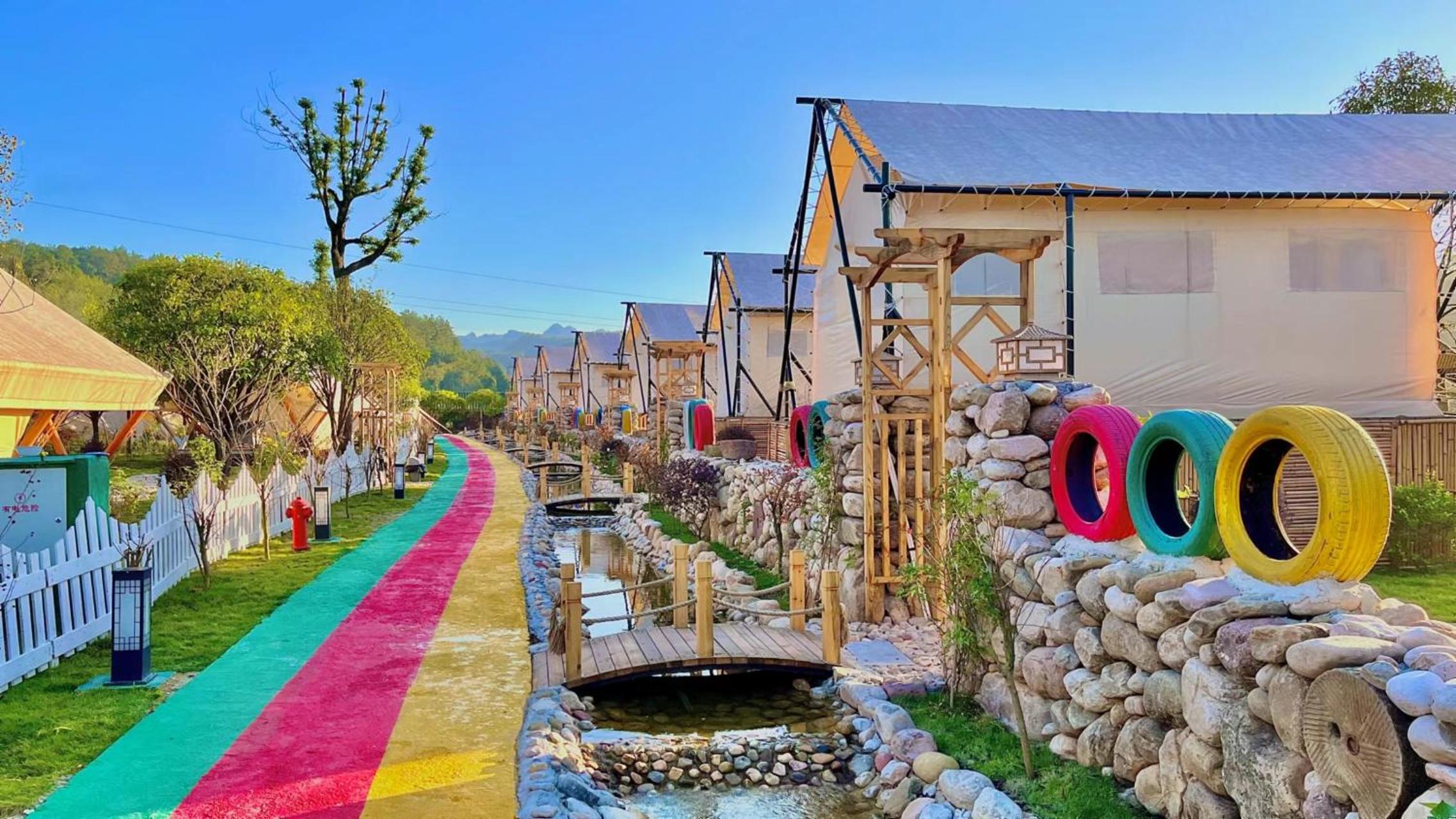 Zhangjiajie Cliff Flower RV Tent Hotel