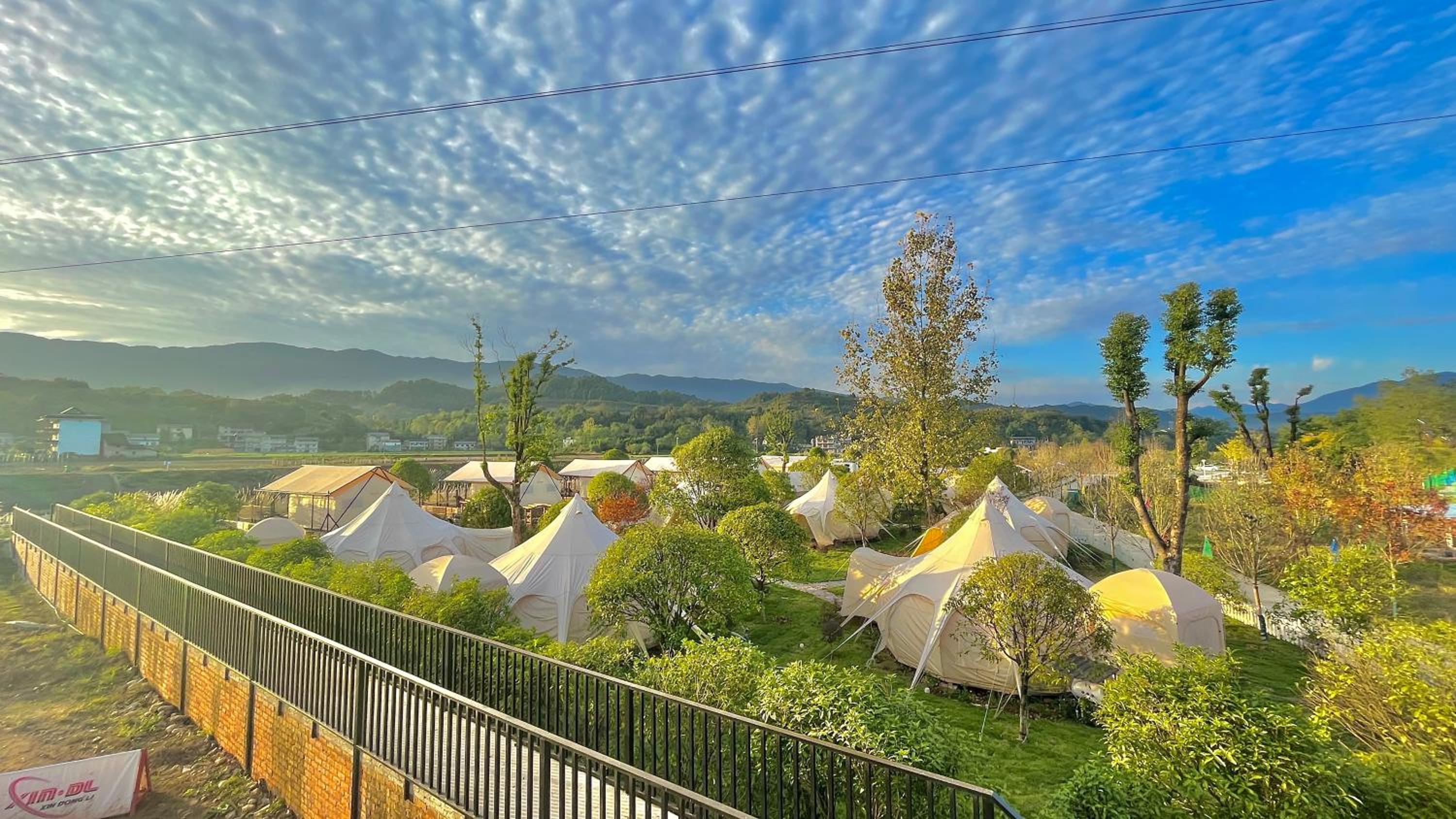 Zhangjiajie Cliff Flower RV Tent Hotel