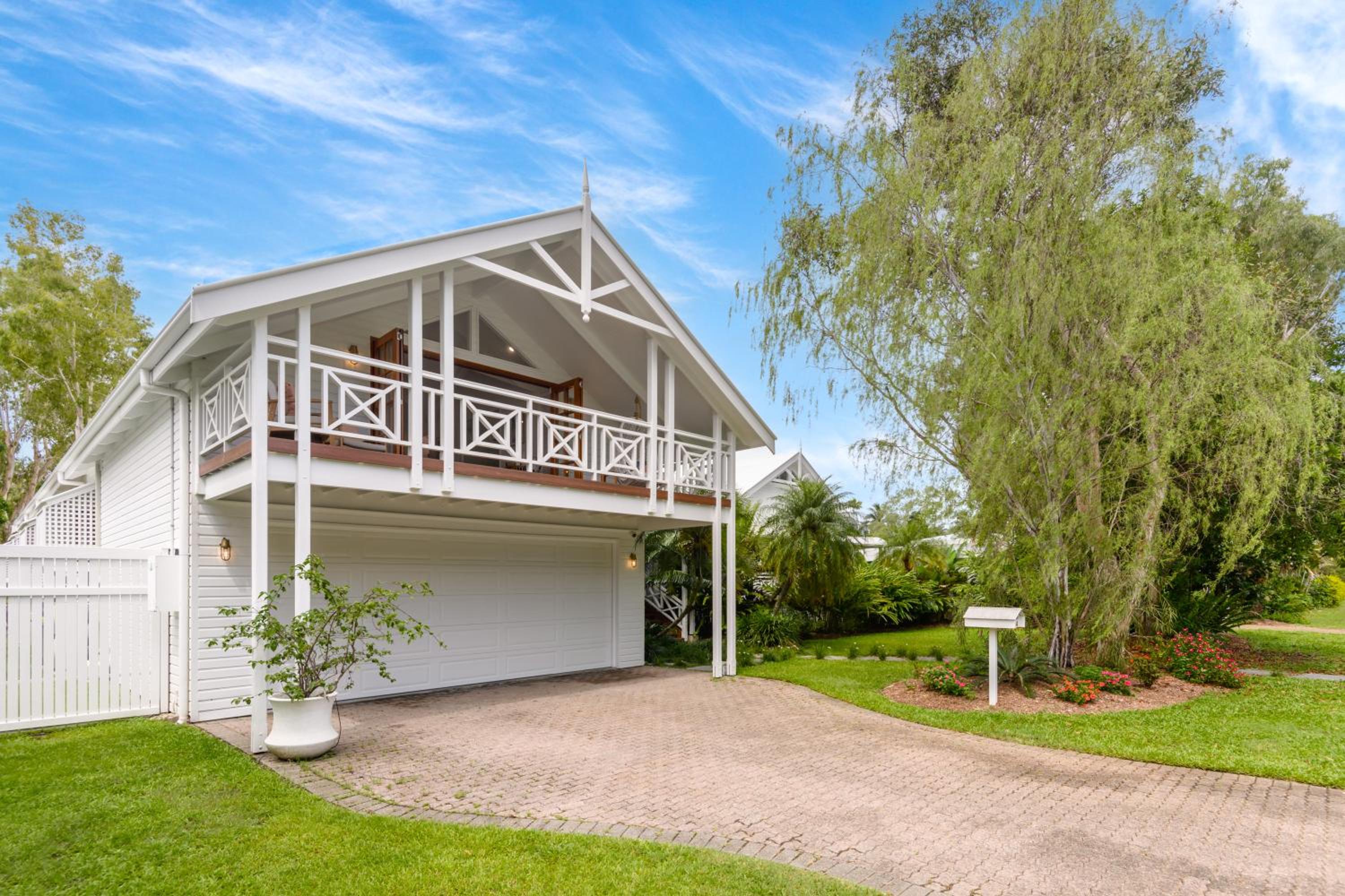 Luxury beachfront home 20 minutes from Cairns CBD
