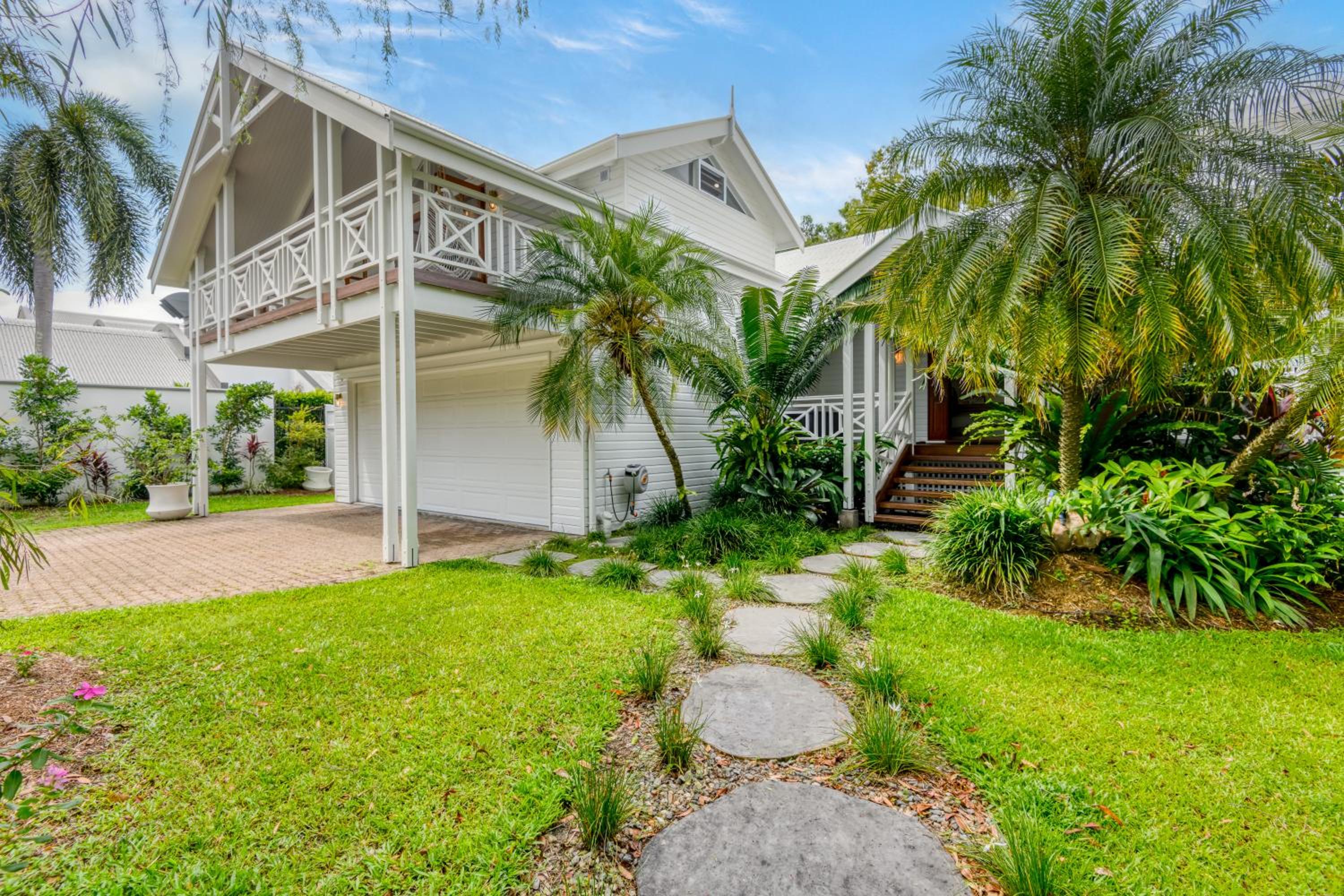 Luxury beachfront home 20 minutes from Cairns CBD