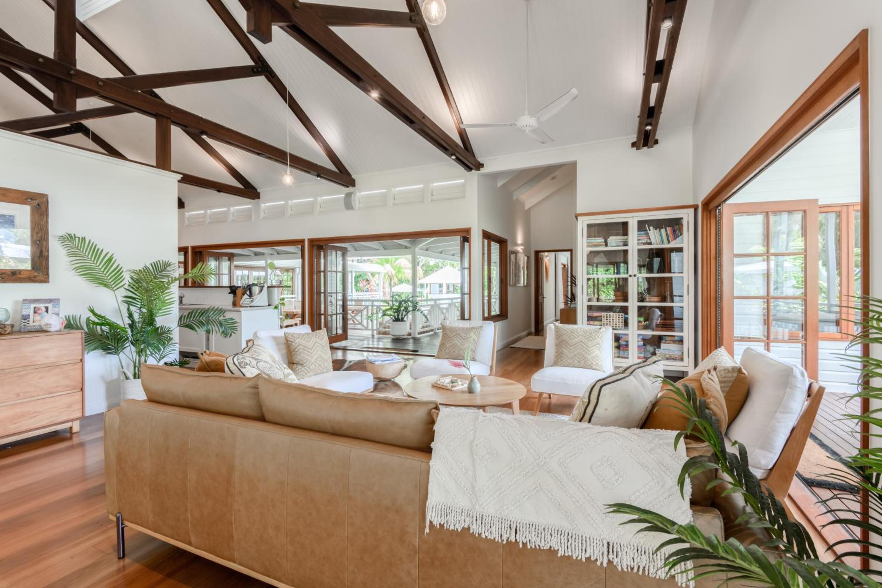Luxury beachfront home 20 minutes from Cairns CBD