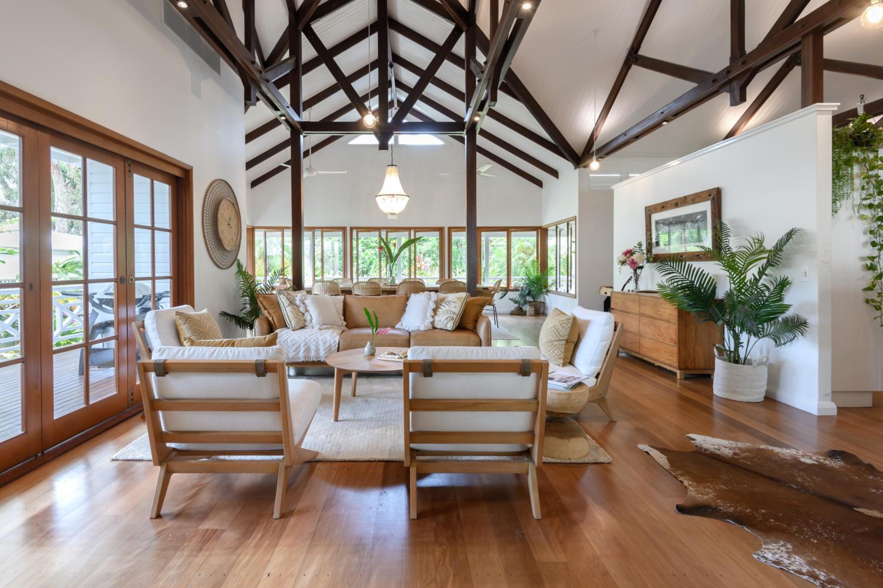 Luxury beachfront home 20 minutes from Cairns CBD