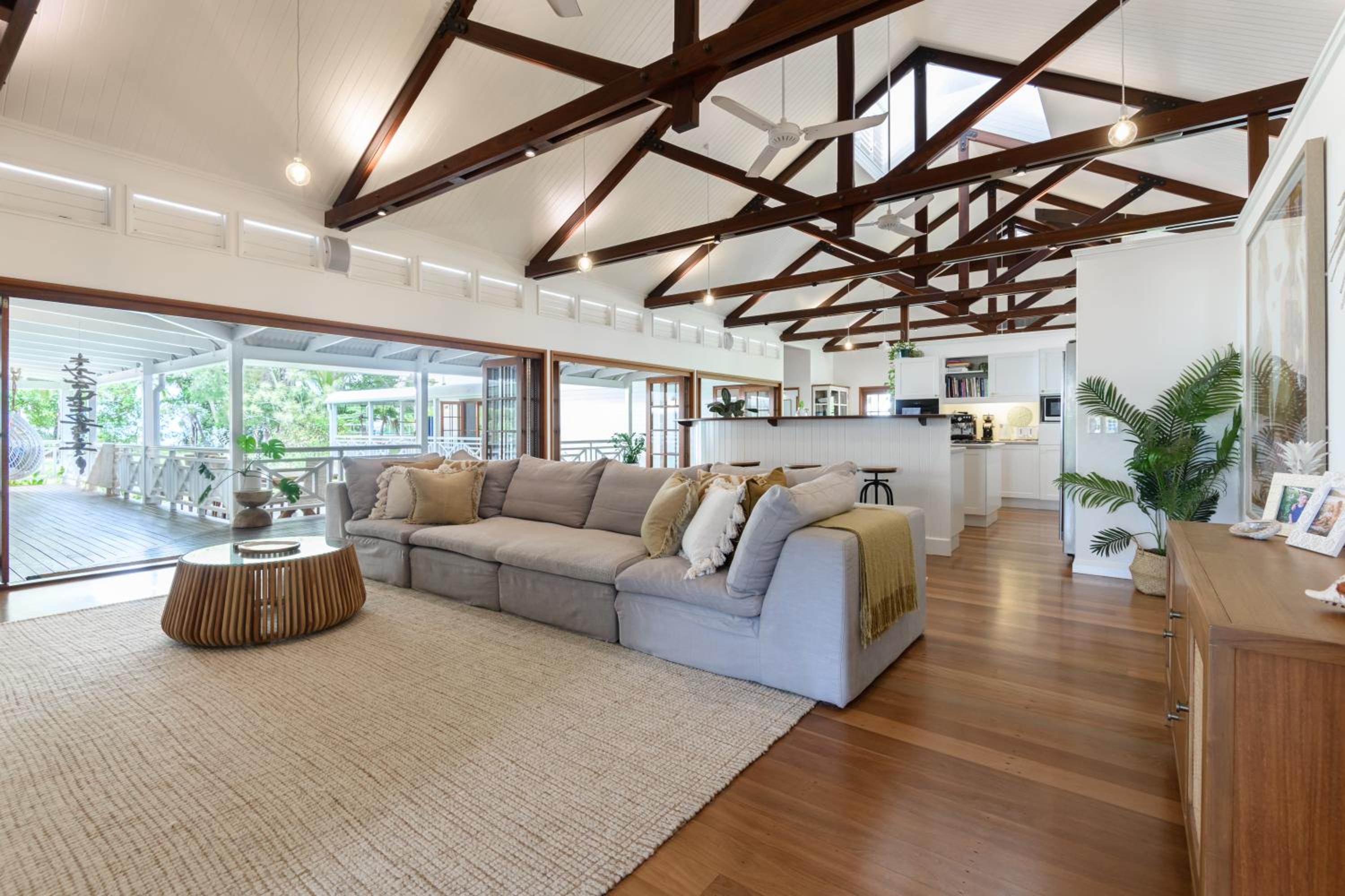 Luxury beachfront home 20 minutes from Cairns CBD