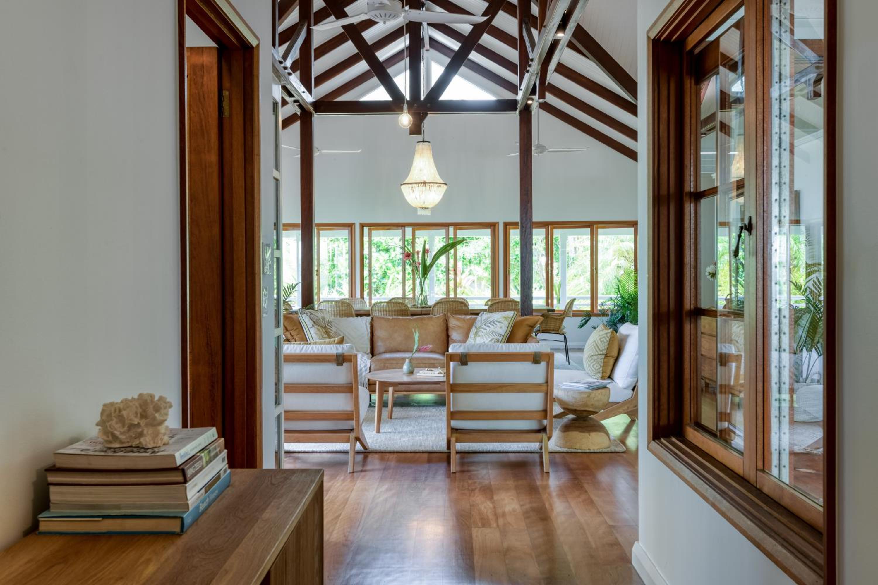 Luxury beachfront home 20 minutes from Cairns CBD