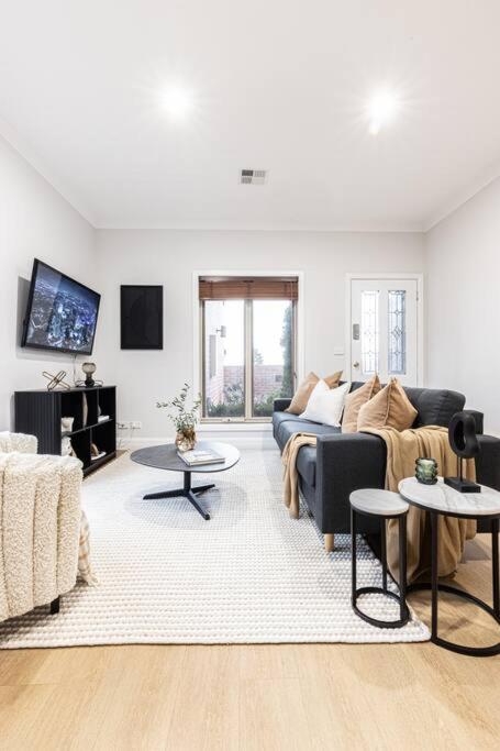 Warrnambool Vacations - Mickle Townhouse, Steps to CBD - Property Image 2