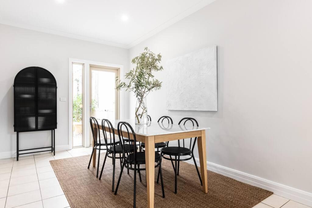 Mickle Townhouse, Steps to CBD