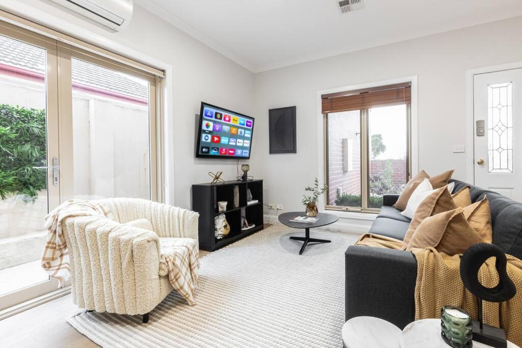 Mickle Townhouse, Steps to CBD