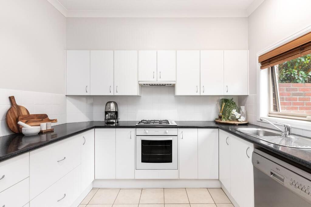 Mickle Townhouse, Steps to CBD