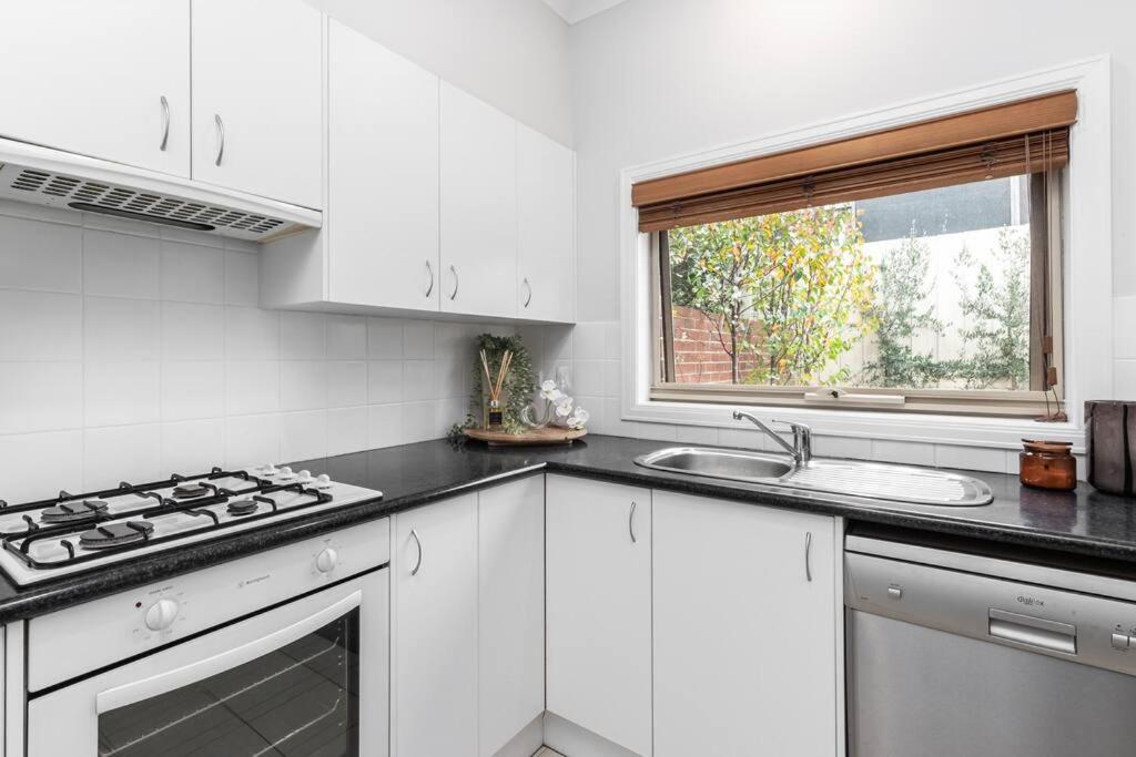 Warrnambool Vacations - Mickle Townhouse, Steps to CBD - Property Image 9
