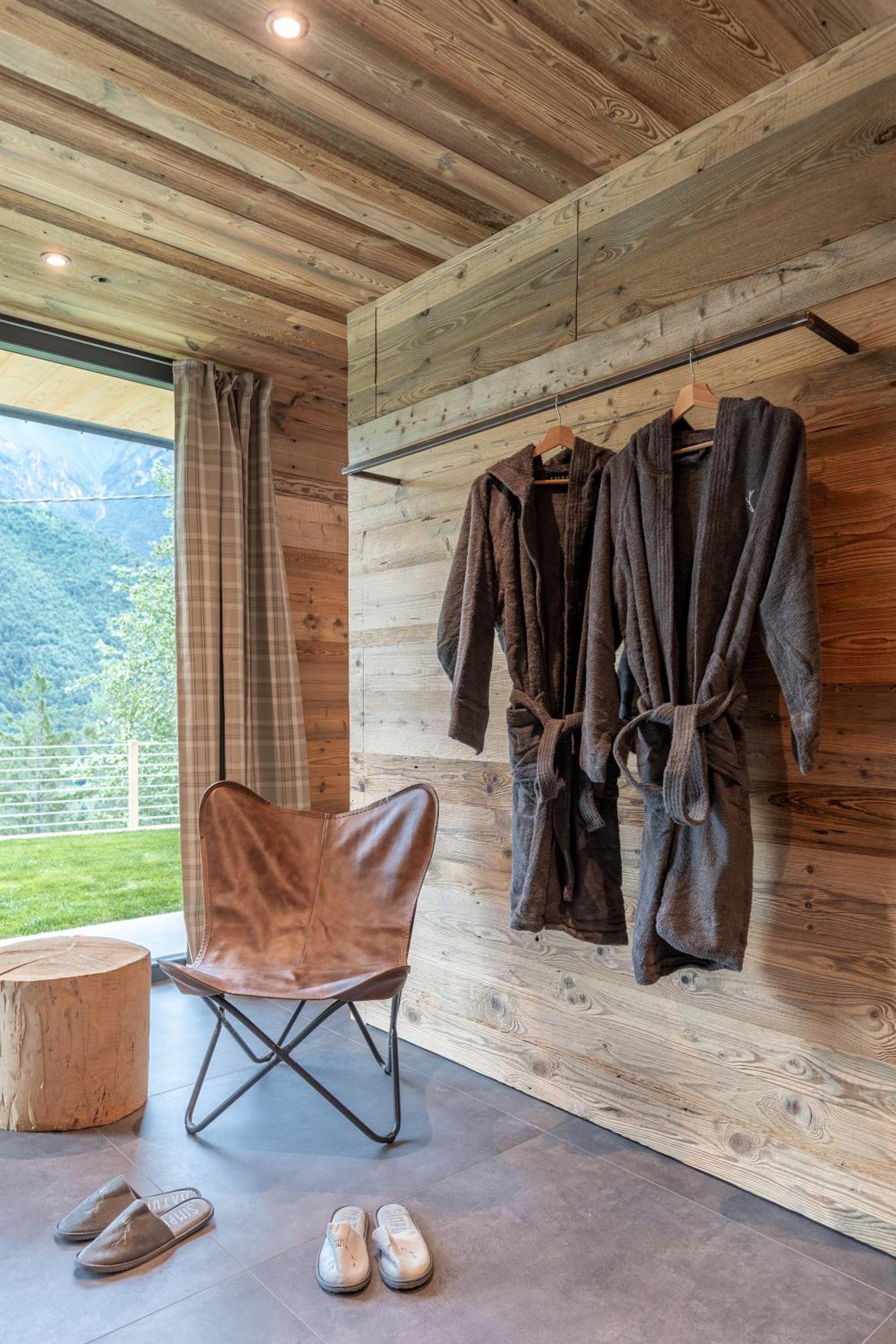 Ledarix Charm Chalet
