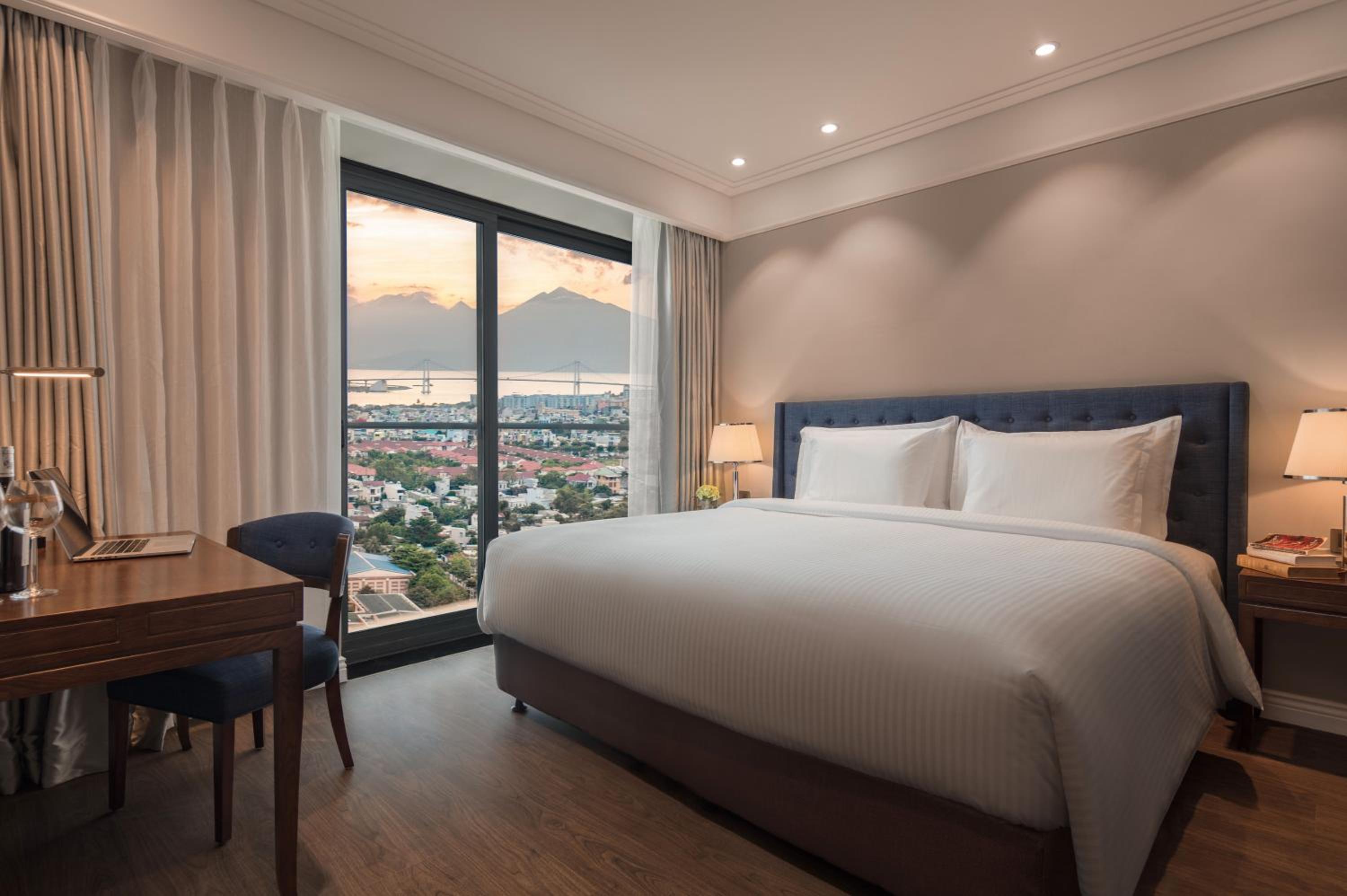 2 Bedroom Luxury Condo Free Airport pick up view 4