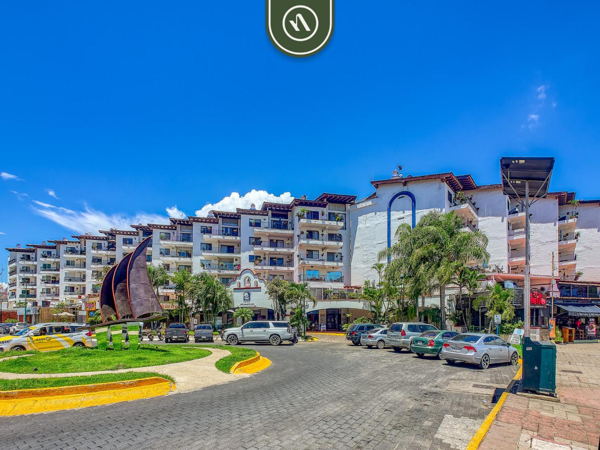 Hotel 3BR Condo with Private Balcony - Pool - Marina - Image 1