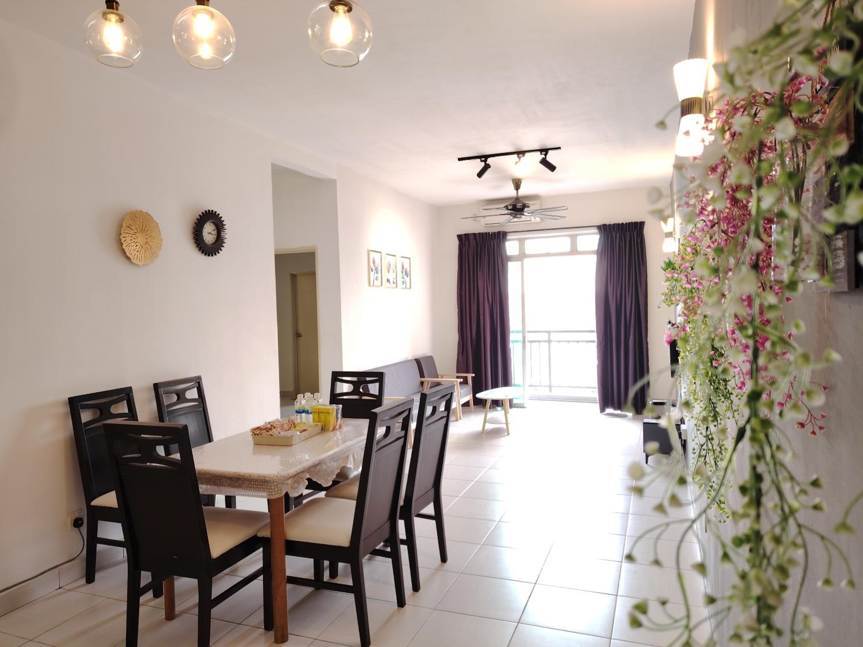 Maison Inn - Affordable Sleeps 6 to 13 near Tebrau AEON & Toppen