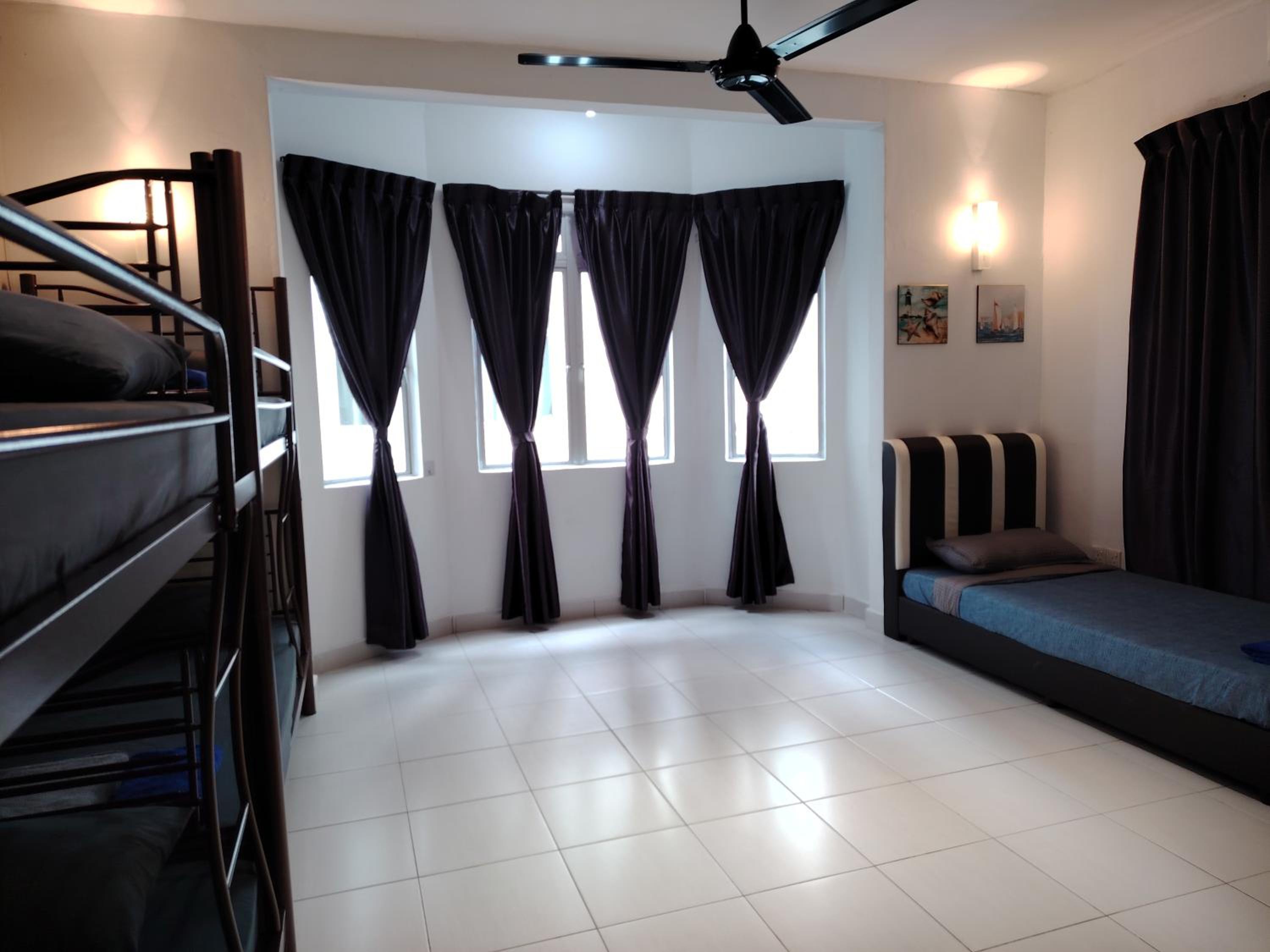 Maison Inn - Affordable Sleeps 6 to 13 near Tebrau AEON & Toppen