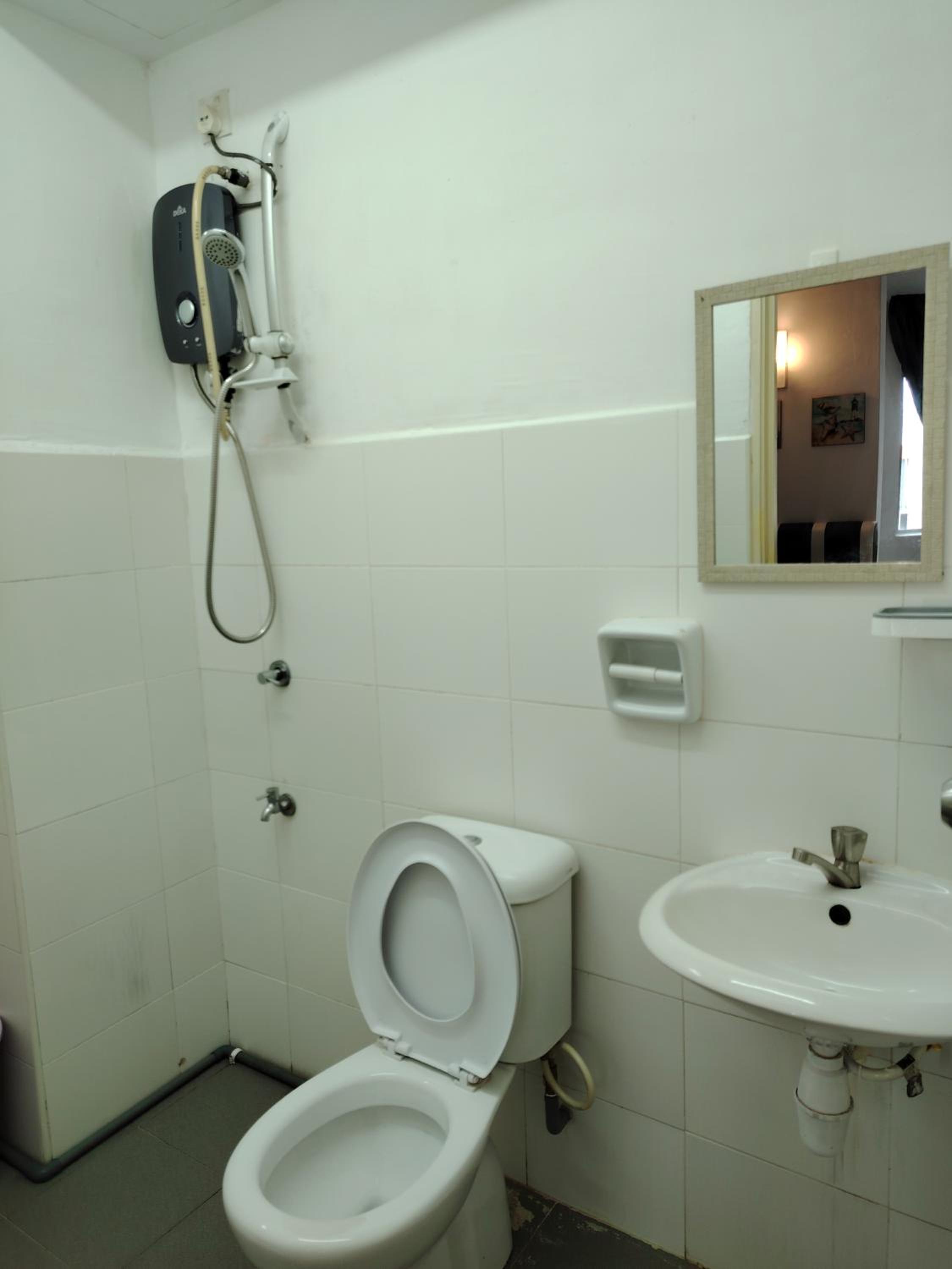 Maison Inn - Affordable Sleeps 6 to 13 near Tebrau AEON & Toppen