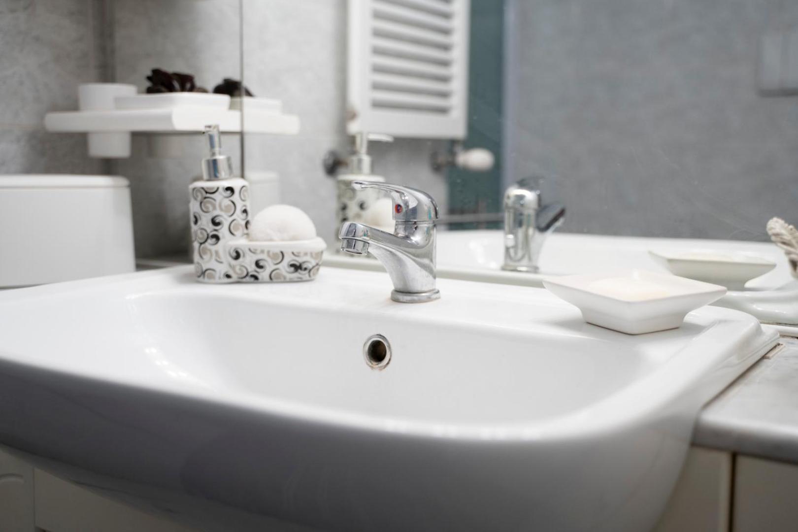 Il Bonsai en Rapallo — bathroom