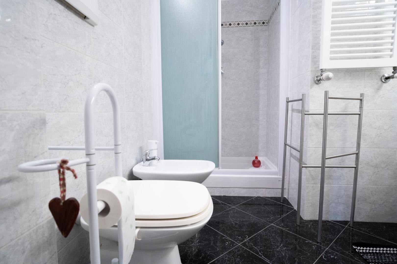 Il Bonsai en Rapallo — bathroom