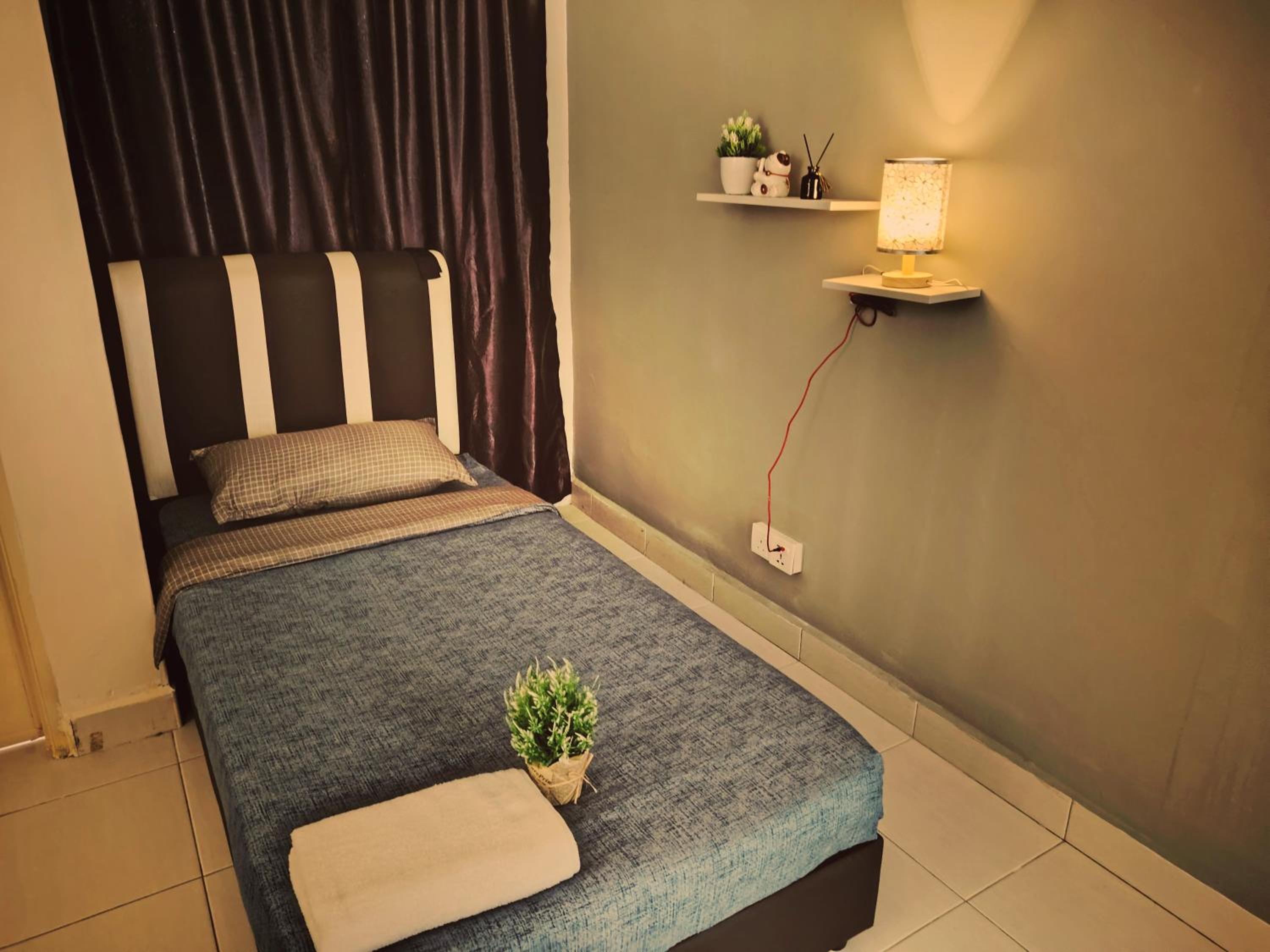 Maison Inn - Affordable Sleeps 6 to 13 near Tebrau AEON & Toppen