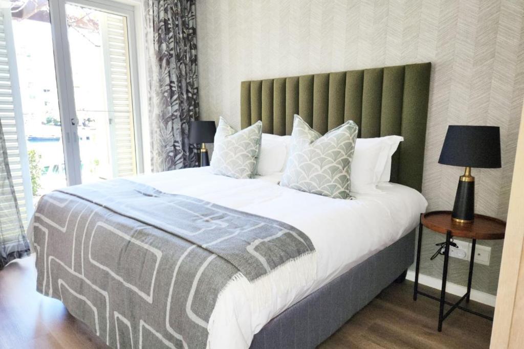 Deluxe 2 Bedroom Ground floor Apartment V&A Marina view 2