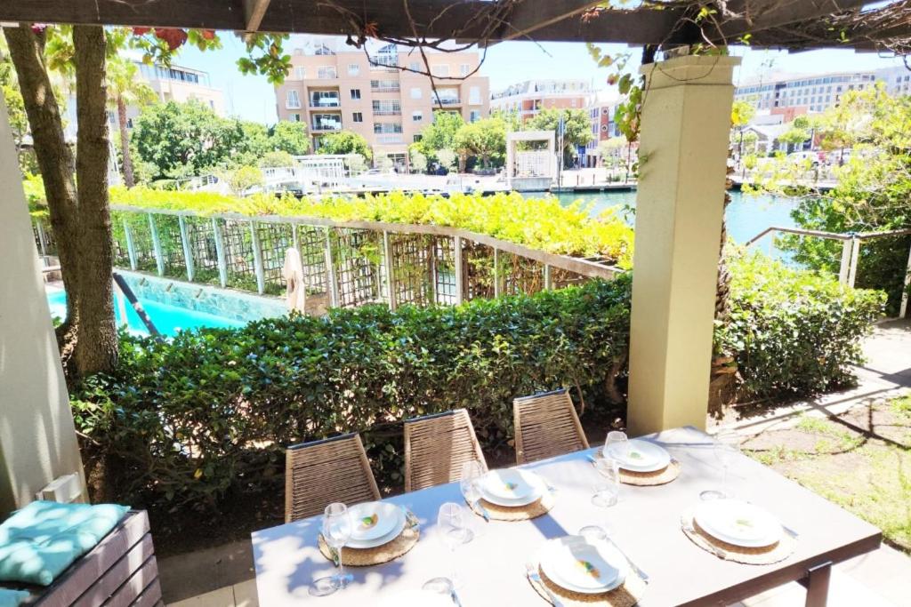 Deluxe 2 Bedroom Ground floor Apartment V&A Marina view 4