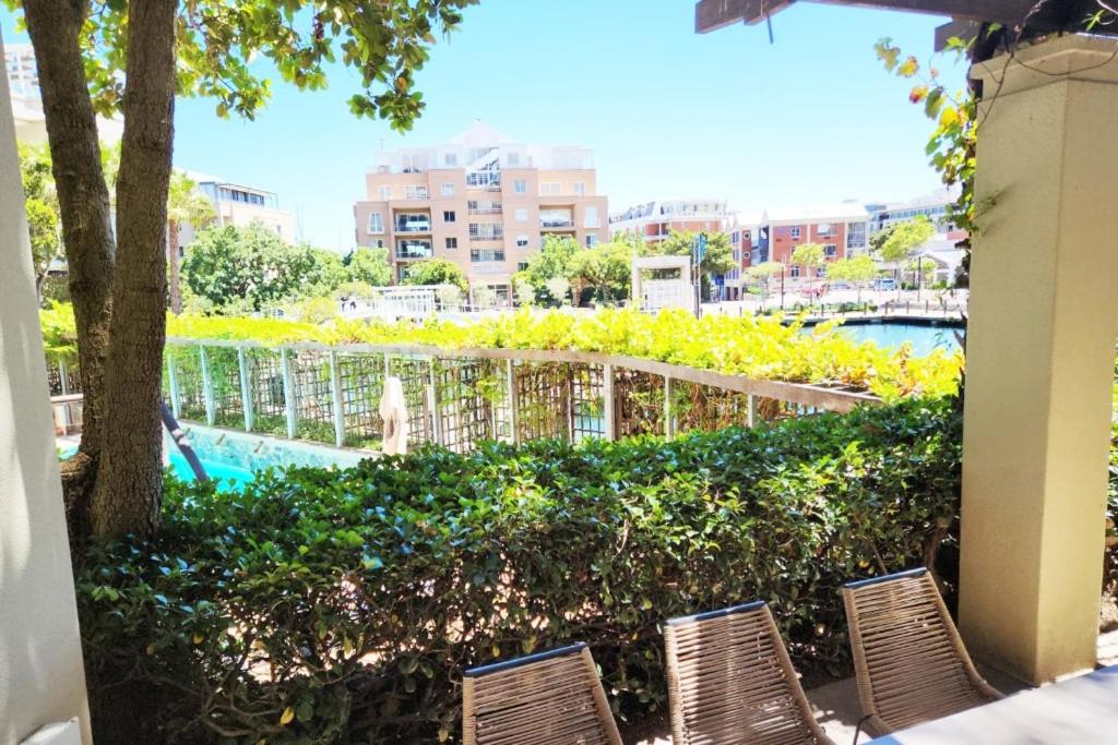 Deluxe 2 Bedroom Ground floor Apartment V&A Marina view 5