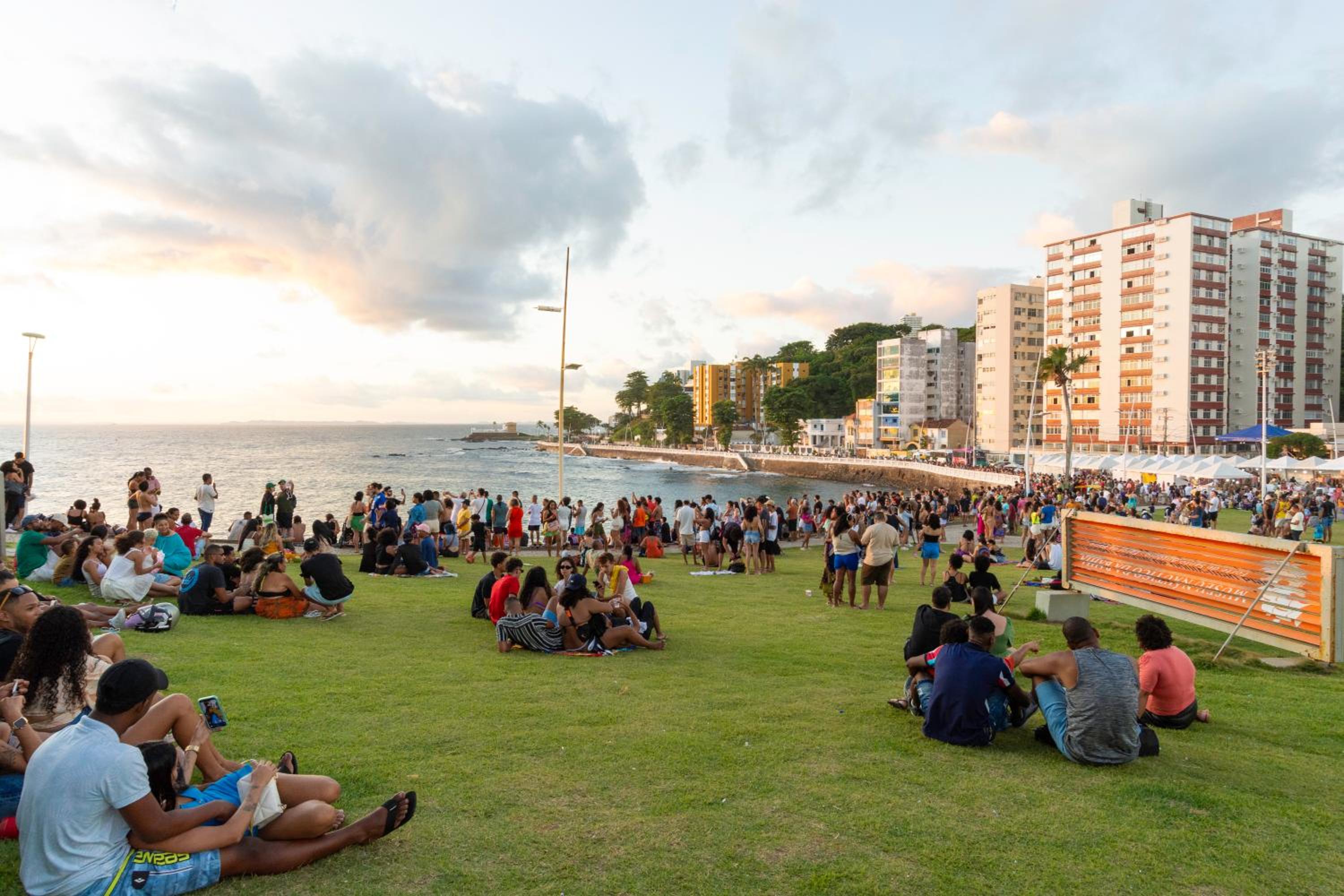 Pé na Areia - Flat na Barra com PiscinaArGaragem
