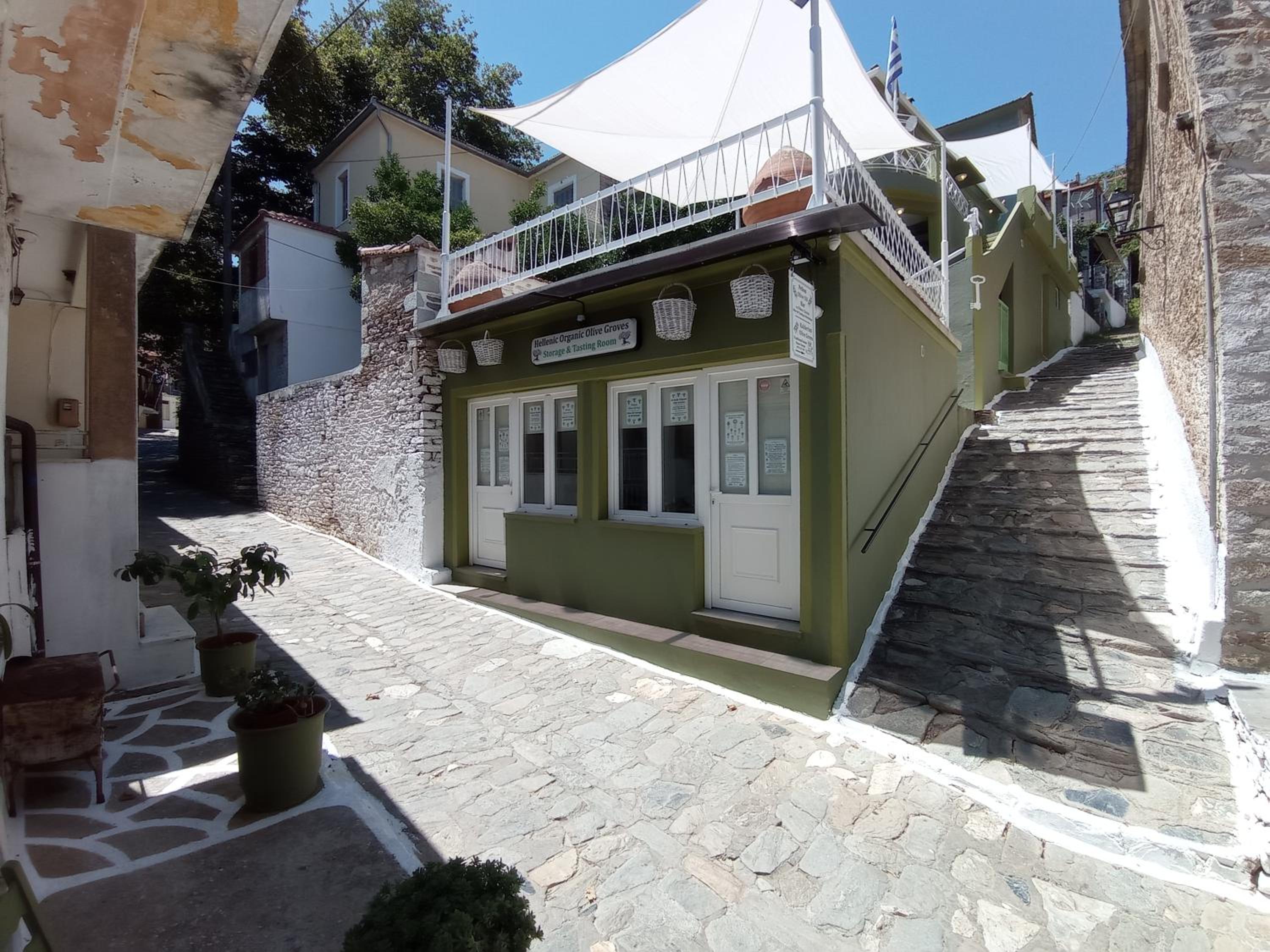 Kalderimi 'Olive Green' Traditional House view 3