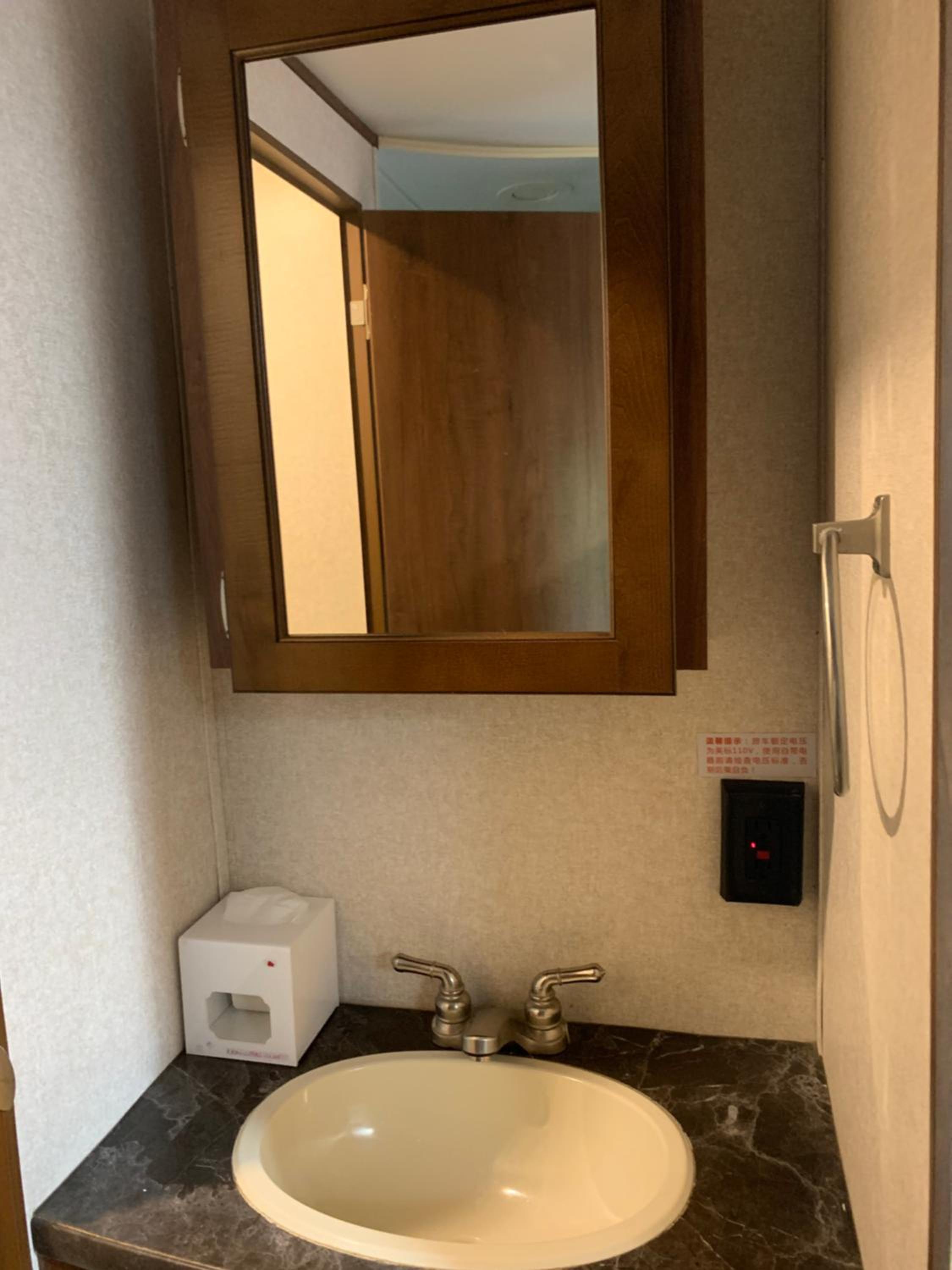 Zhangjiajie Cliff Flower RV Tent Hotel