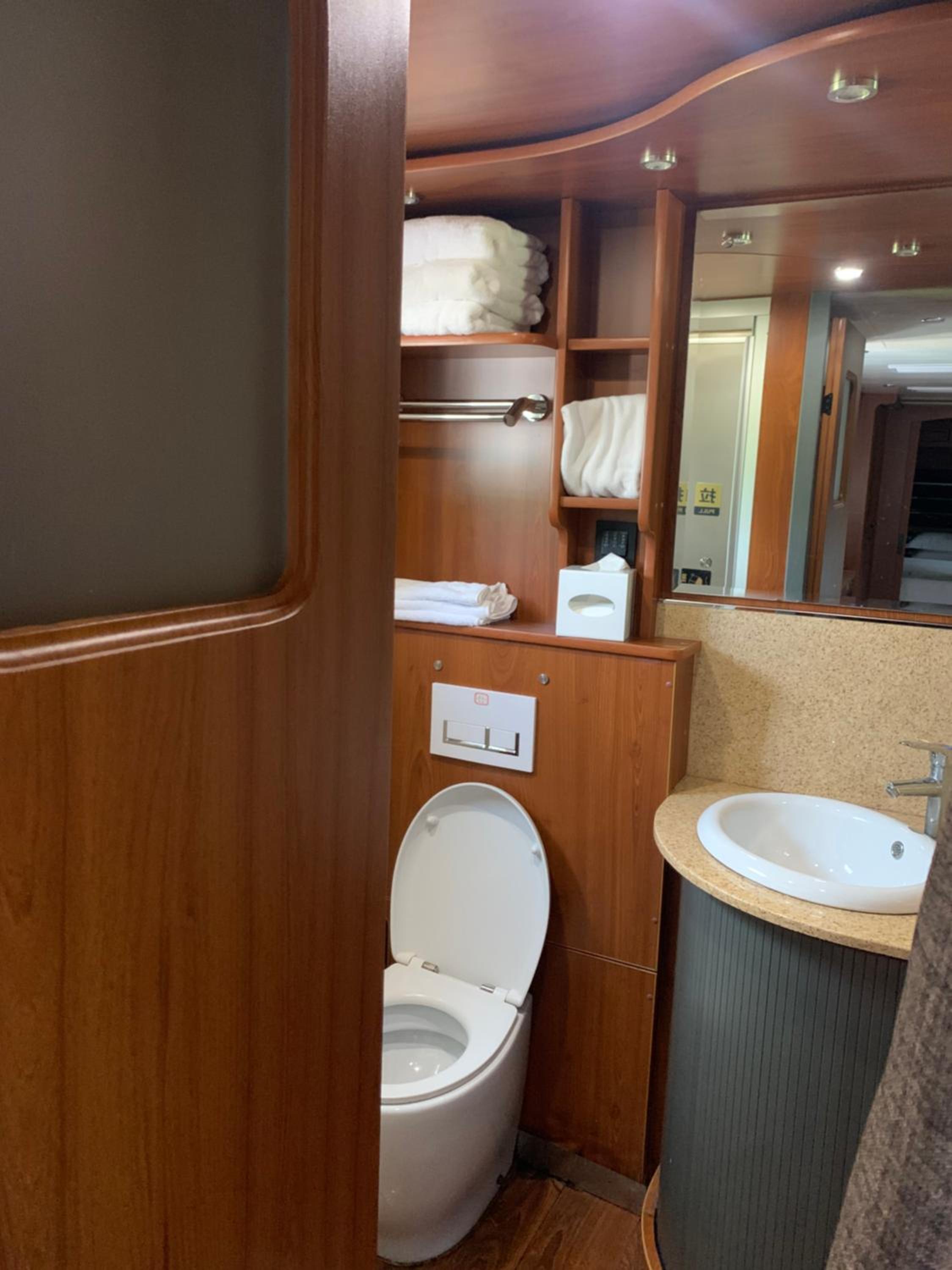 Zhangjiajie Cliff Flower RV Tent Hotel