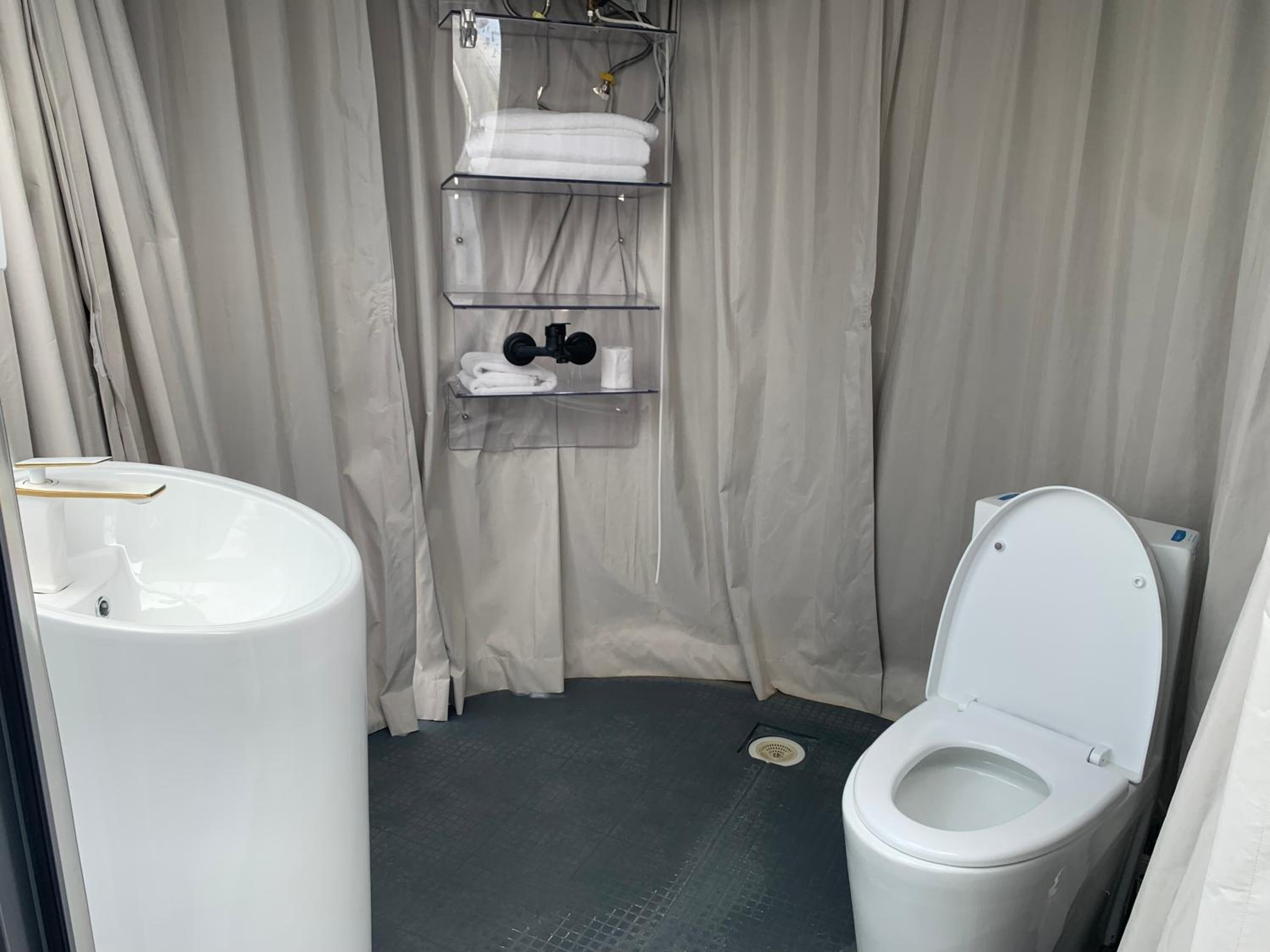 Zhangjiajie Cliff Flower RV Tent Hotel