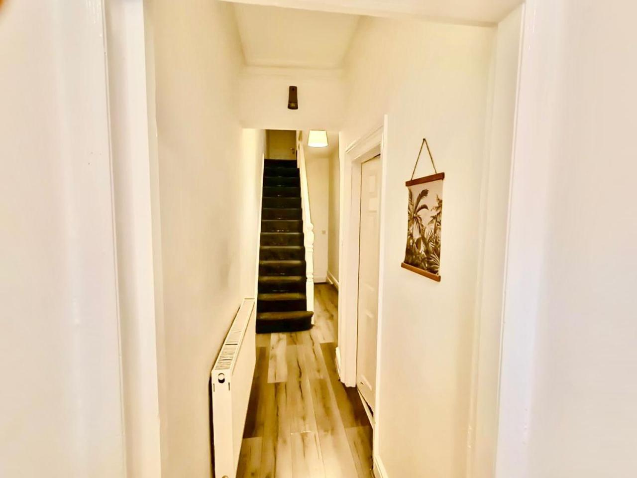 Liverpool 4 Bed Home Sleeps 18 Free Parking photo 2