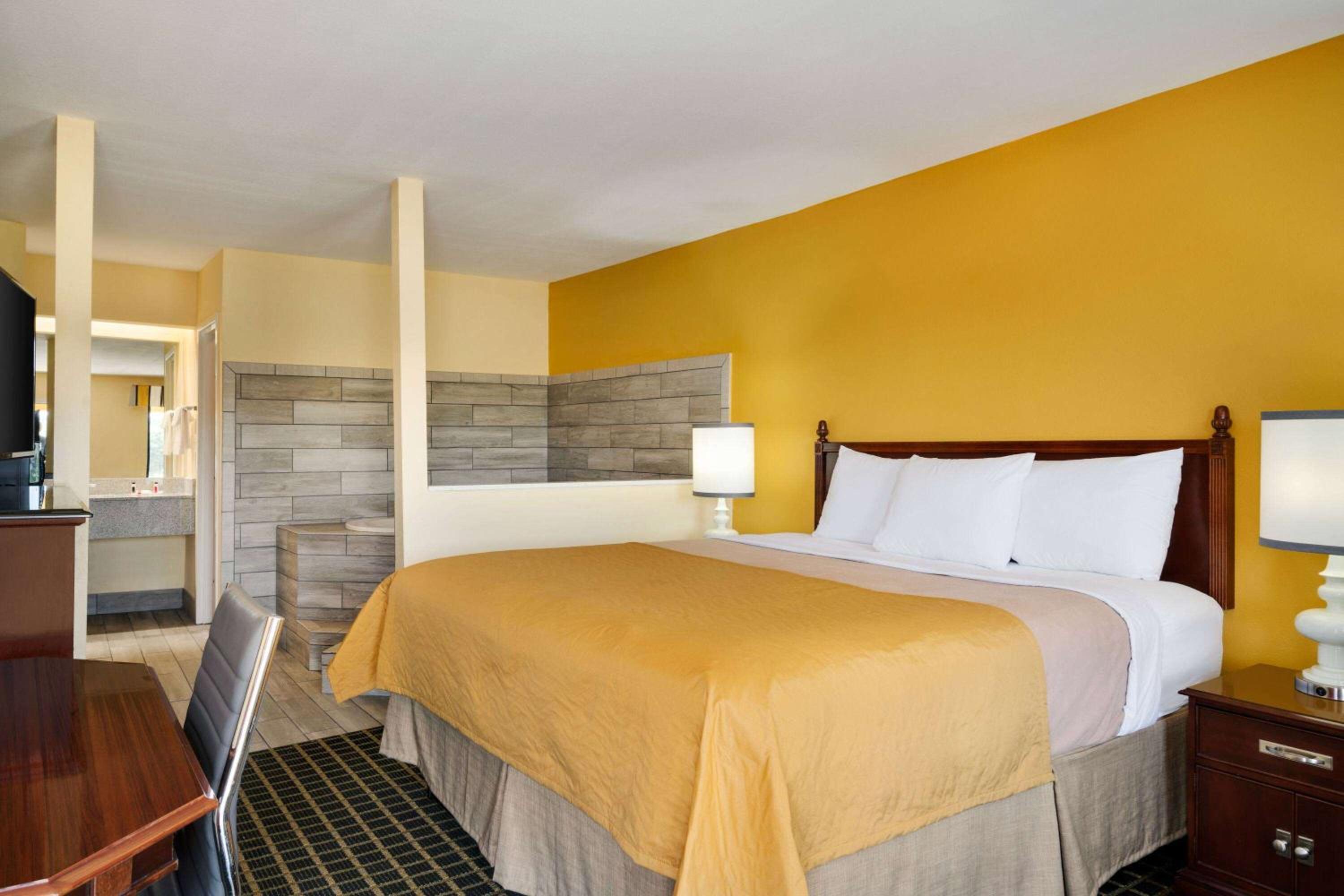 Cordele Vacations - Travelodge by Wyndham Unadilla - Perry Near I-75 - Property Image 3