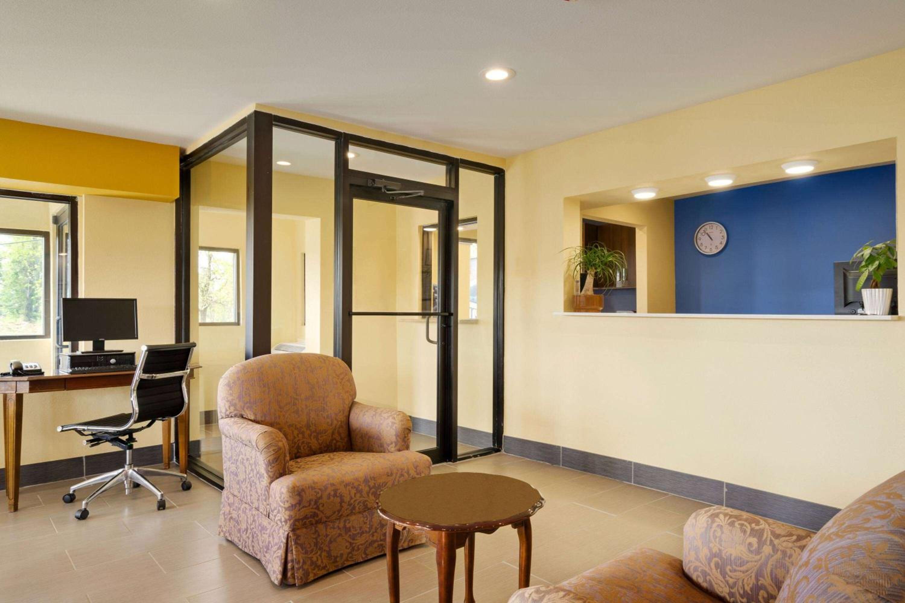 Travelodge by Wyndham Unadilla - Perry Near I-75