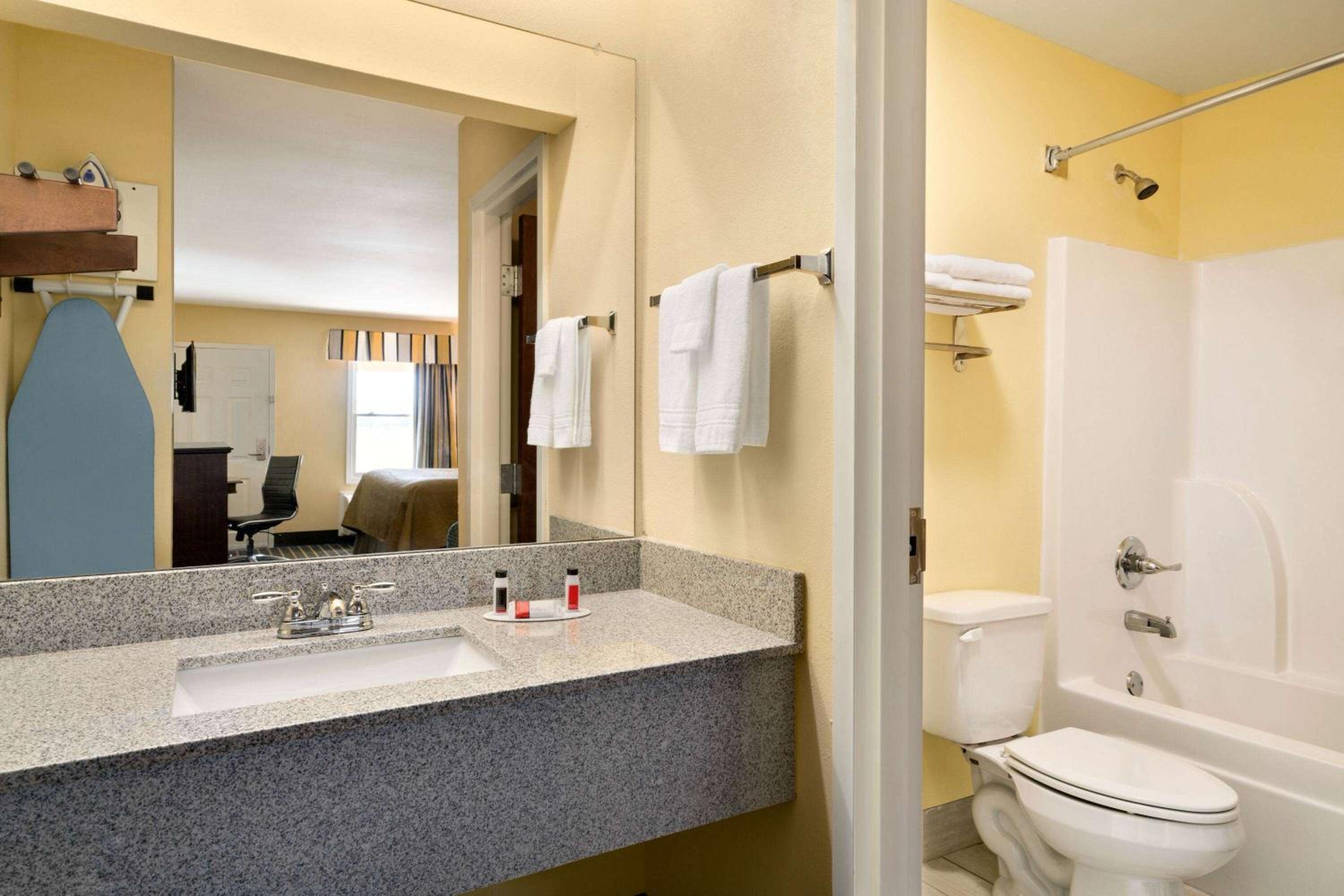 Travelodge by Wyndham Unadilla - Perry Near I-75