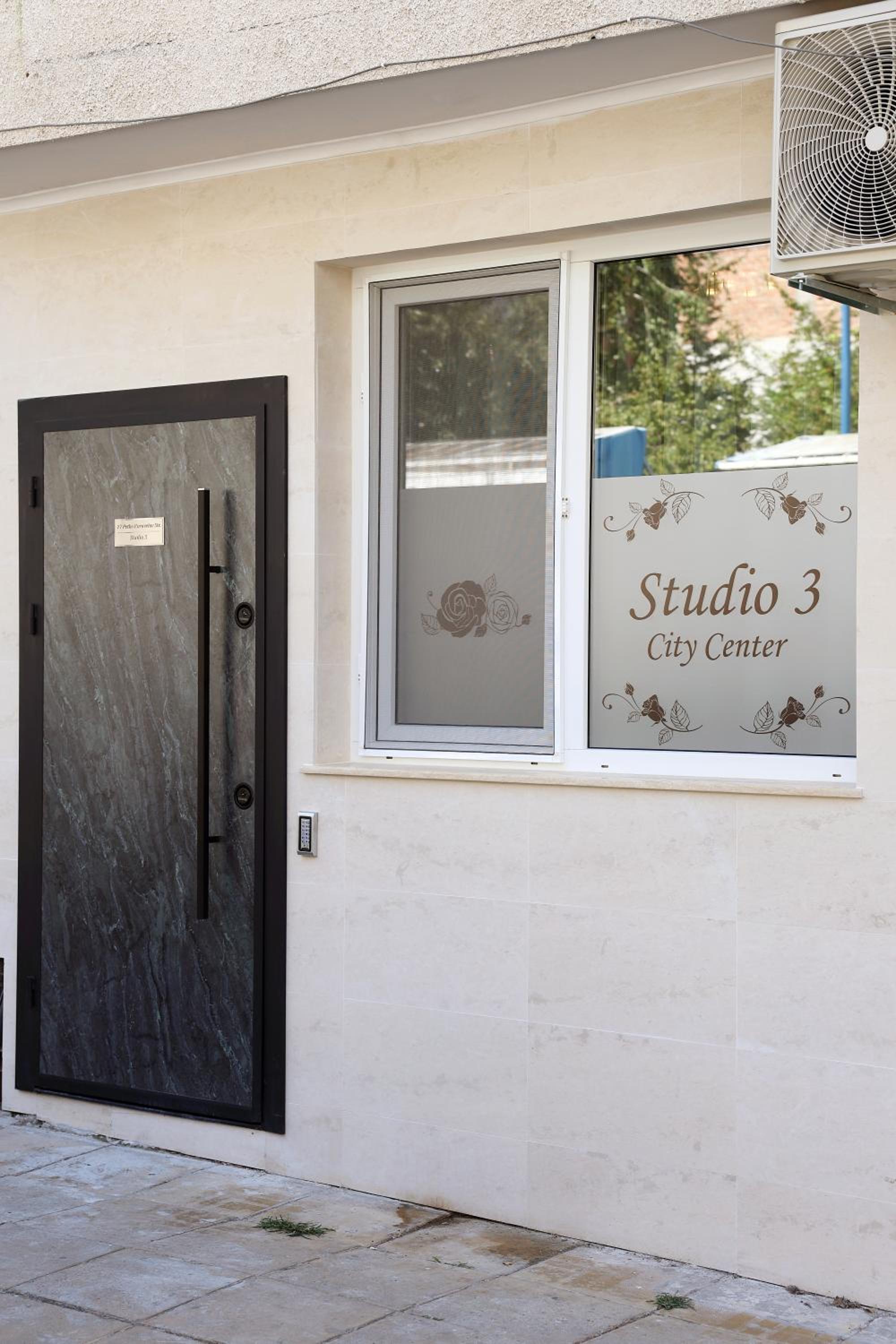Deluxe 3 Studio City Center