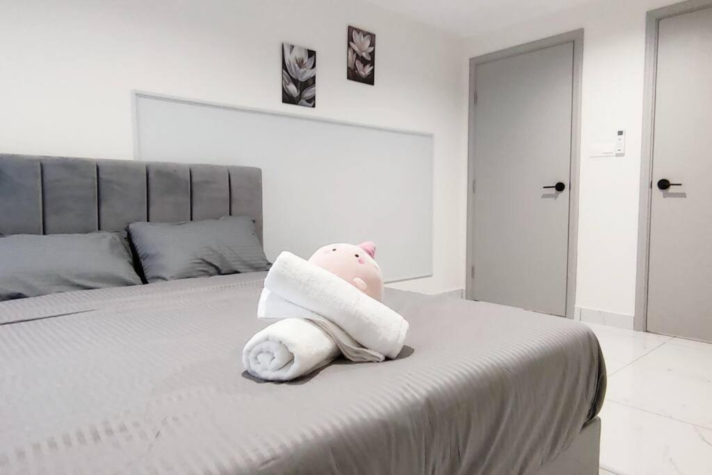 Premium Duplex 3BR 8 Pax MRT TV BOX Arte Cheras