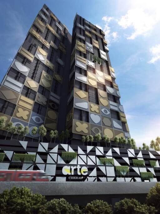 Premium Duplex 3BR 8 Pax MRT TV BOX Arte Cheras