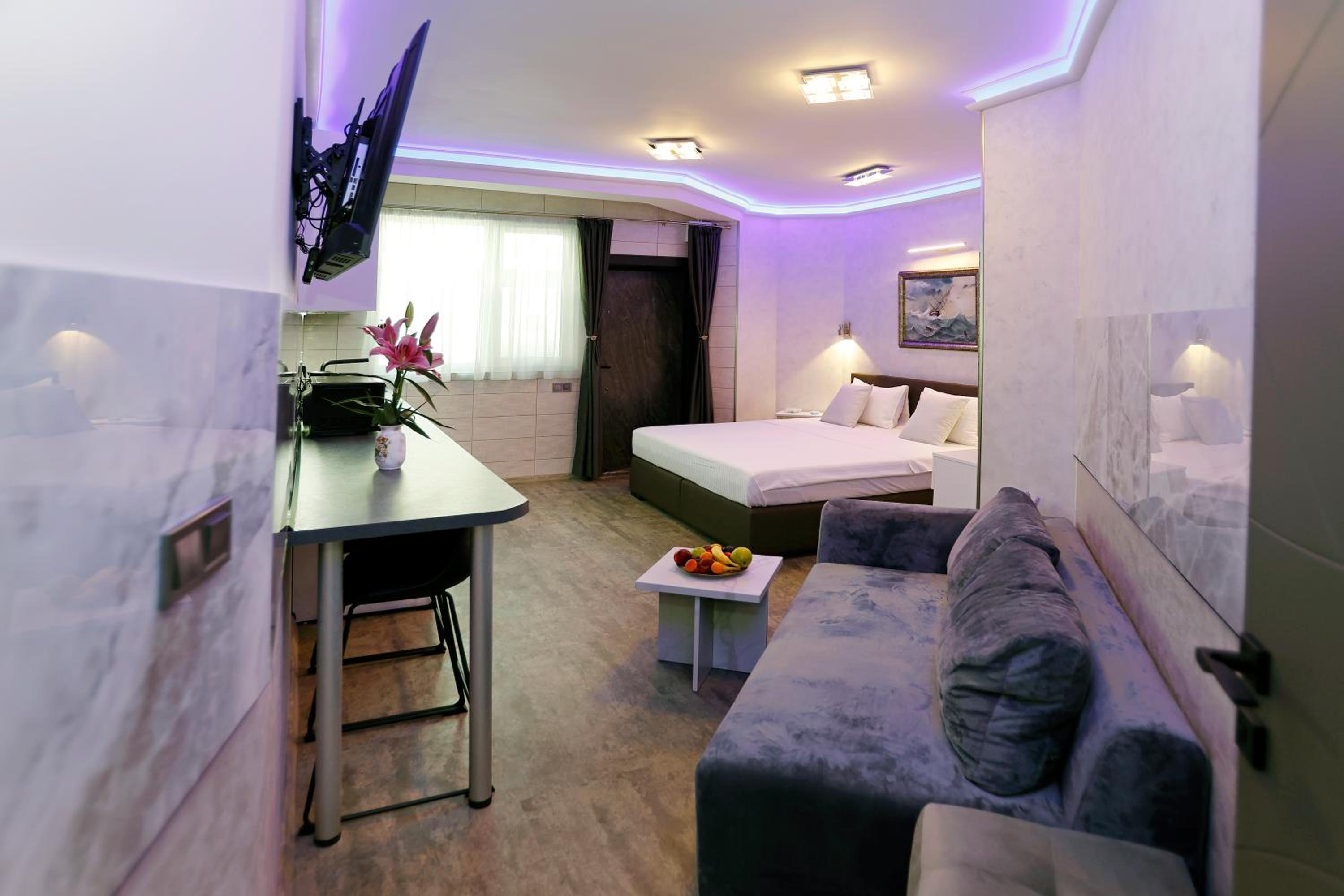 Deluxe 3 Studio City Center