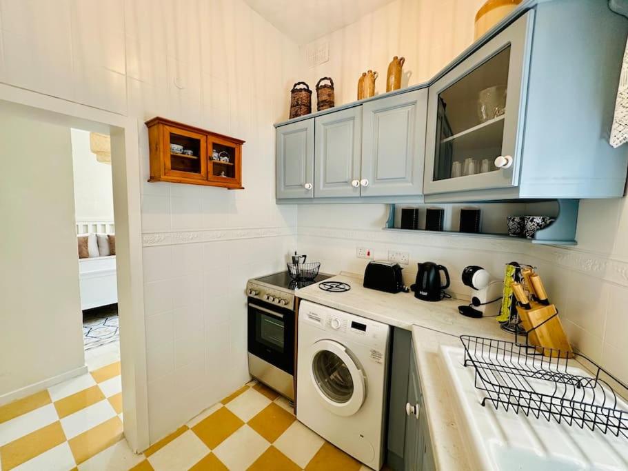Elegant Escape, Steps to Balluta Bay, Sleeps 5 view 2