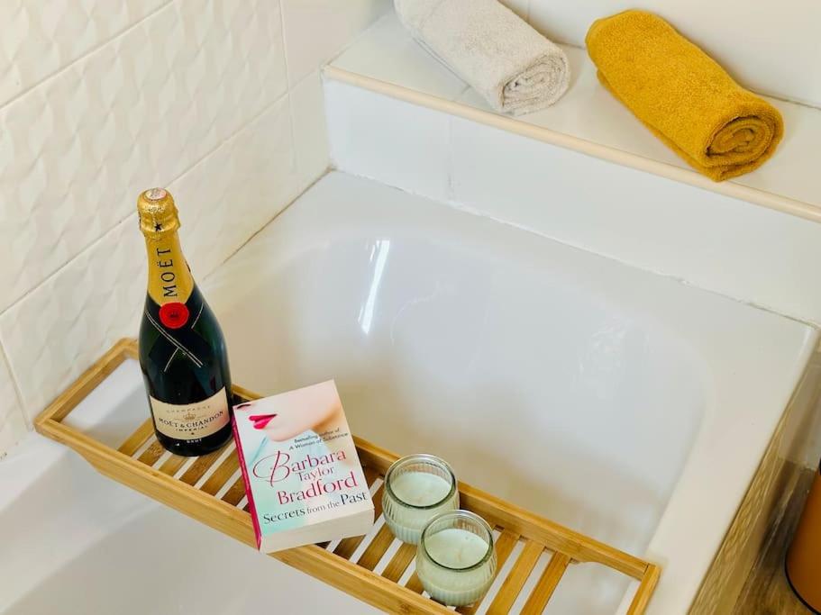 Elegant Escape, Steps to Balluta Bay, Sleeps 5 view 4