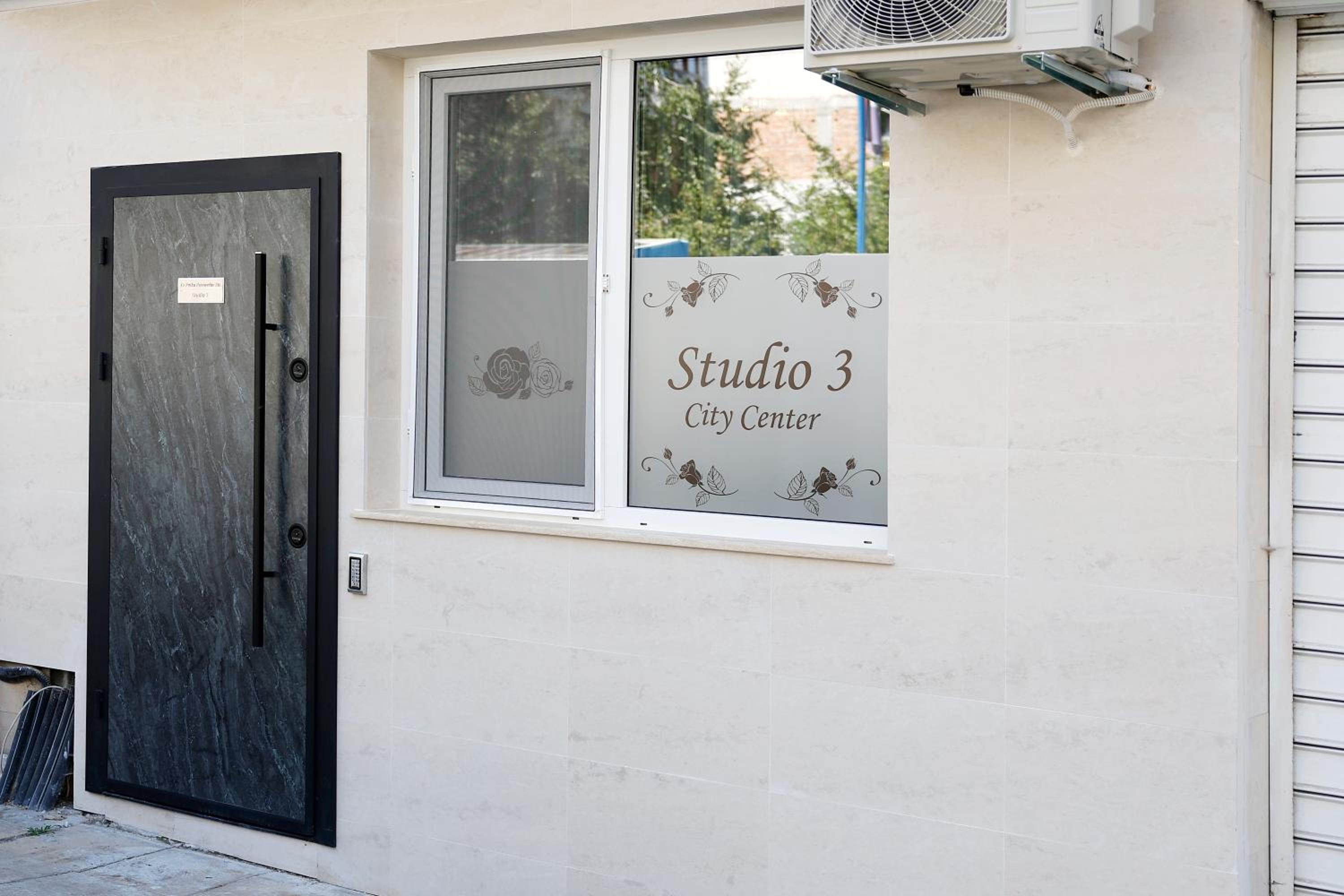 Deluxe 3 Studio City Center