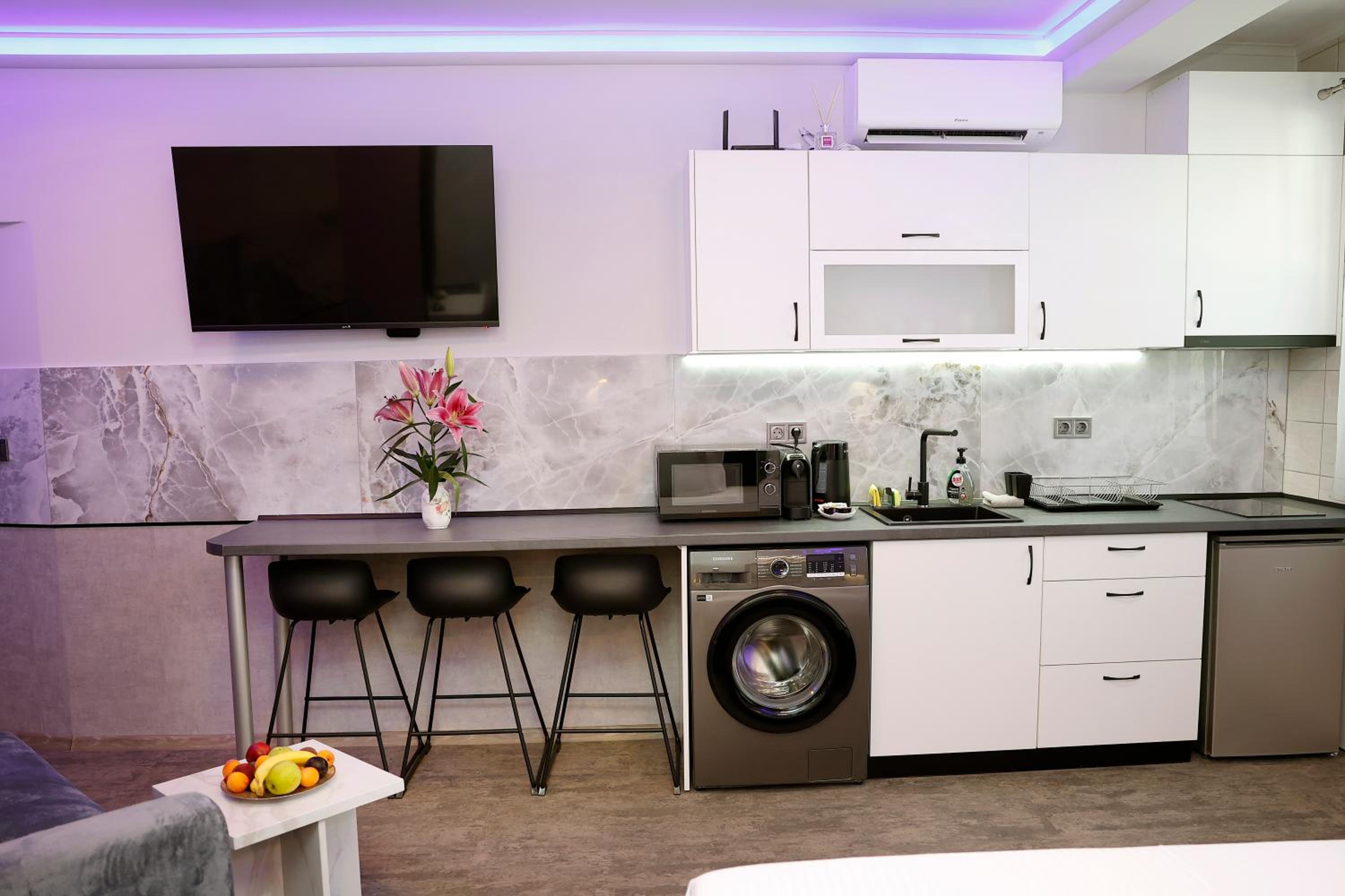 Deluxe 3 Studio City Center