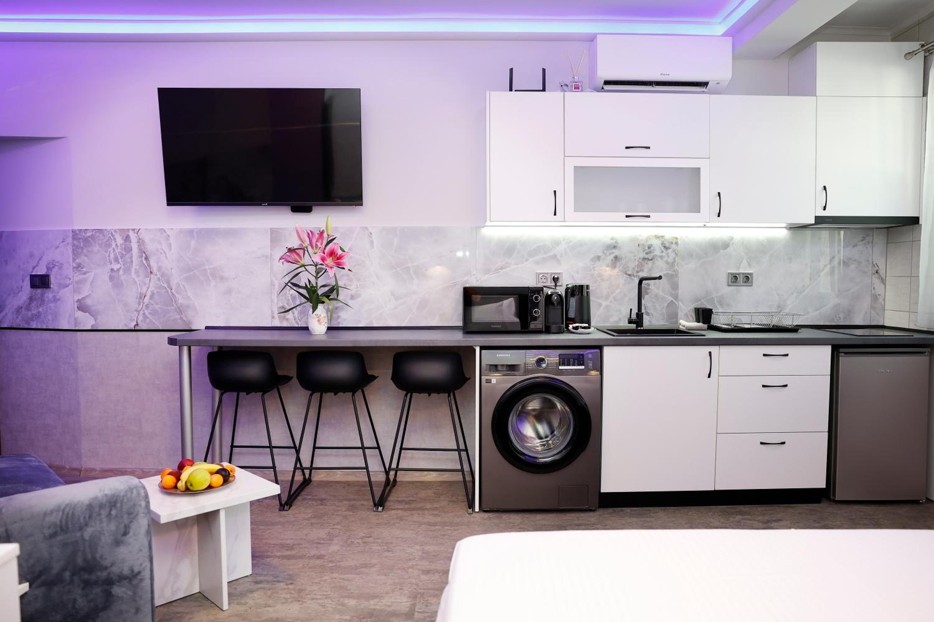 Deluxe 3 Studio City Center